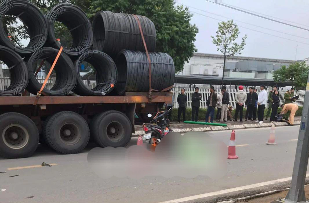 T&ocirc;ng v&agrave;o đu&ocirc;i &ocirc; t&ocirc; đầu k&eacute;o, người đ&agrave;n &ocirc;ng đi xe m&aacute;y tử vong- Ảnh 1.