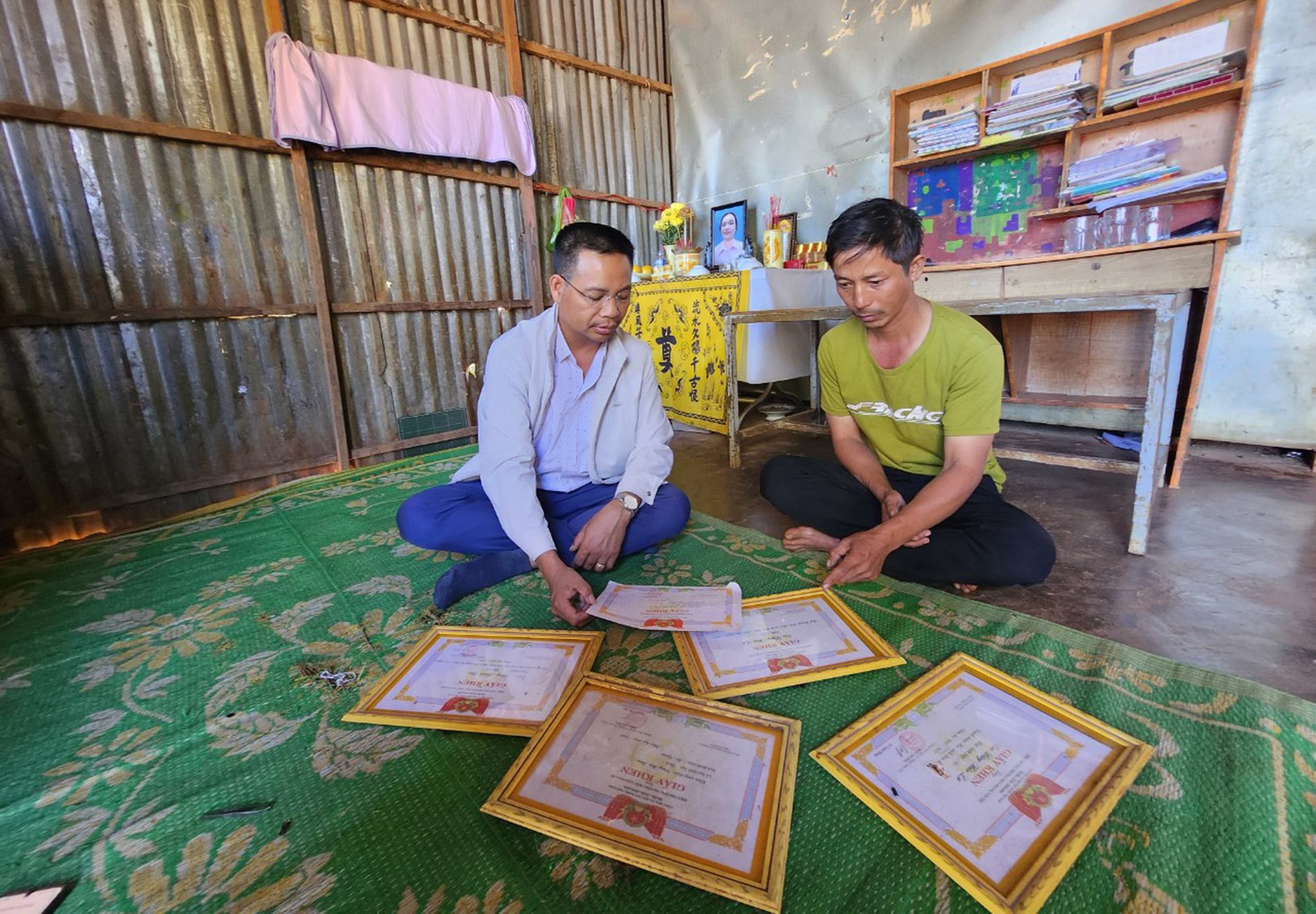 Vợ mất v&igrave; tai nạn, chồng g&aacute;nh gồng nu&ocirc;i bốn con thơ- Ảnh 1.