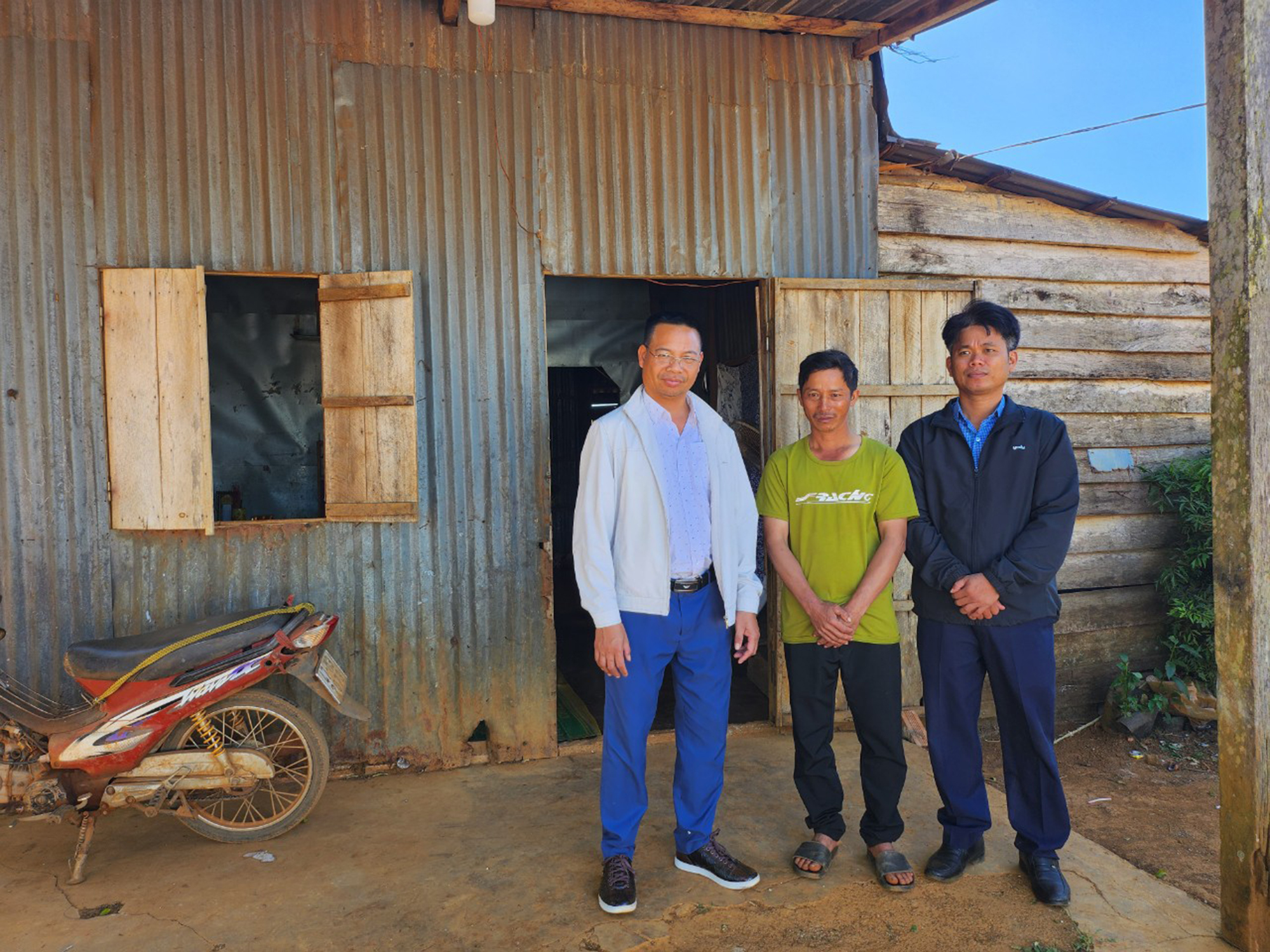 Vợ mất v&igrave; tai nạn, chồng g&aacute;nh gồng nu&ocirc;i bốn con thơ- Ảnh 2.