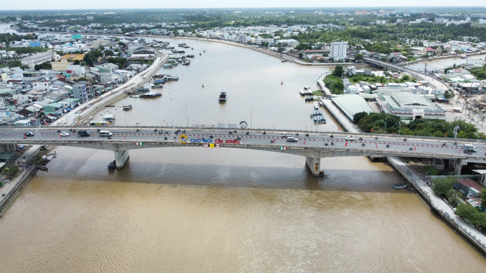 Bốn c&acirc;y cầu &ldquo;k&eacute;o&rdquo; bến Ninh Kiều gần chợ nổi C&aacute;i Răng- Ảnh 1.