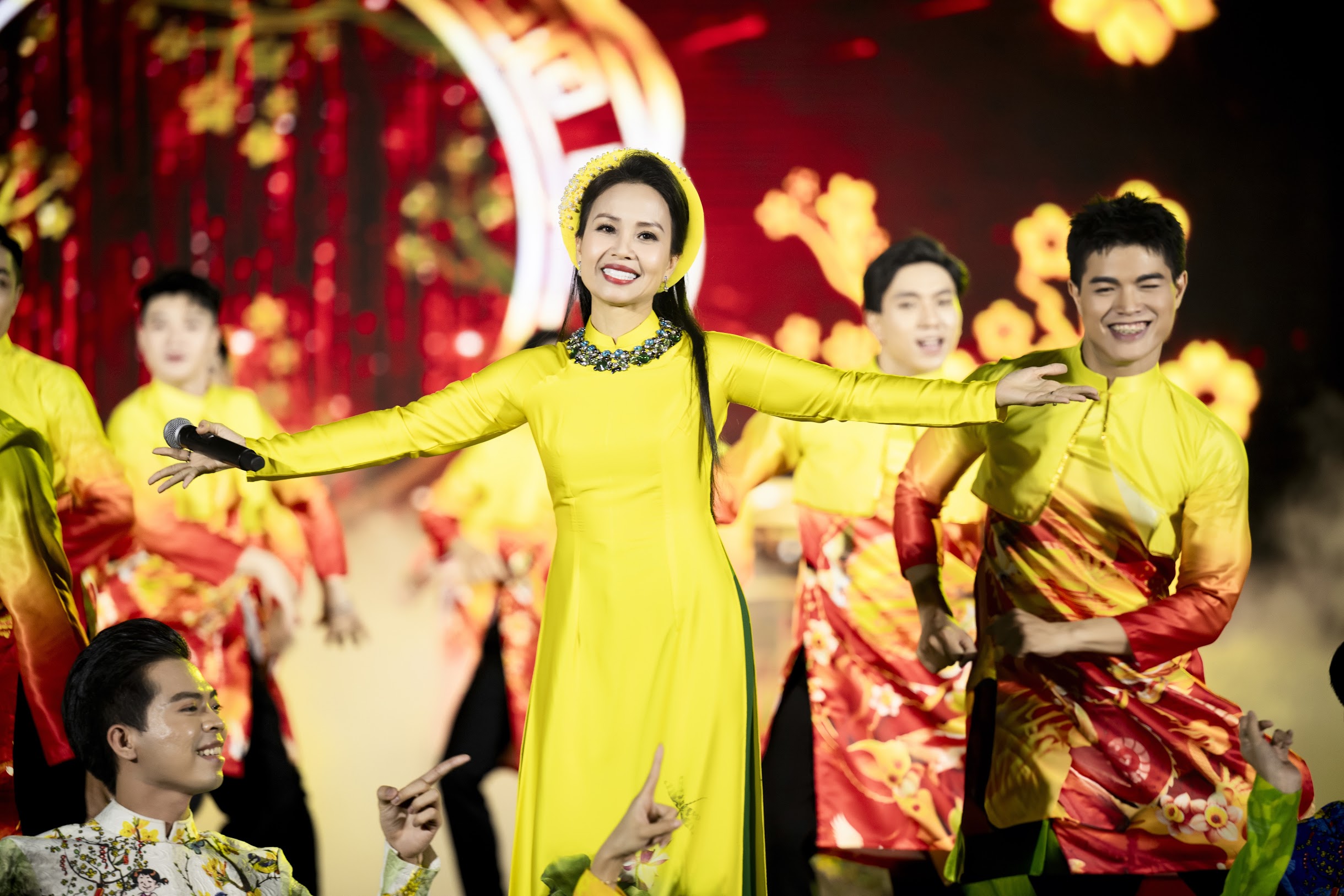 C&aacute;c hoa, &aacute; hậu đ&igrave;nh đ&aacute;m xuất hiện tại khai mạc Lễ hội Tết Việt Gi&aacute;p Th&igrave;n 2024- Ảnh 9.