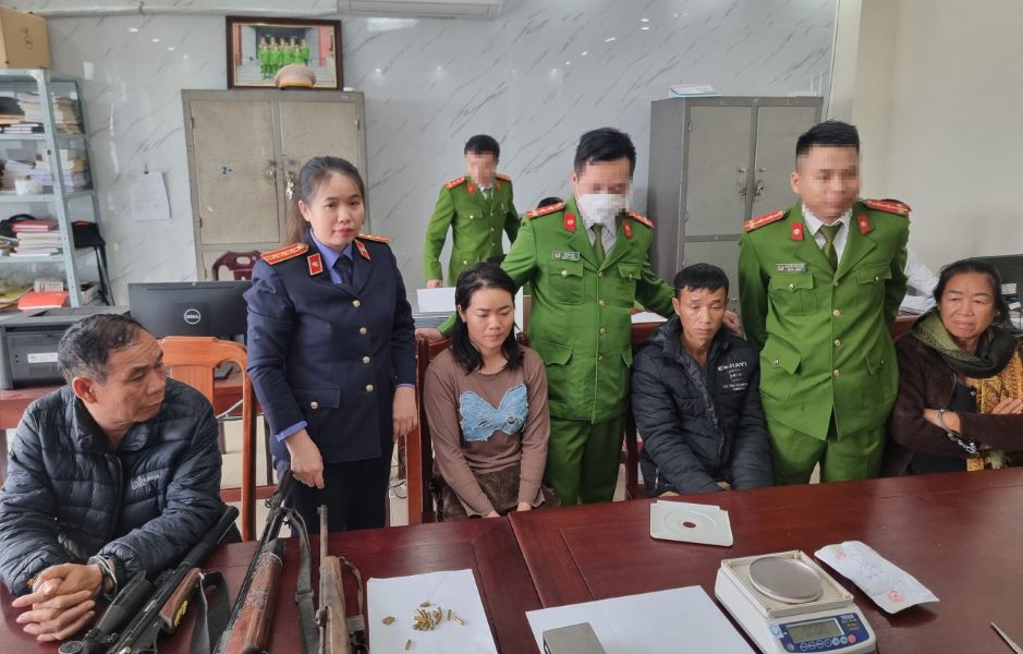 Bắt nh&oacute;m đối tượng mua b&aacute;n ma t&uacute;y, thu giữ nhiều s&uacute;ng đạn- Ảnh 1.