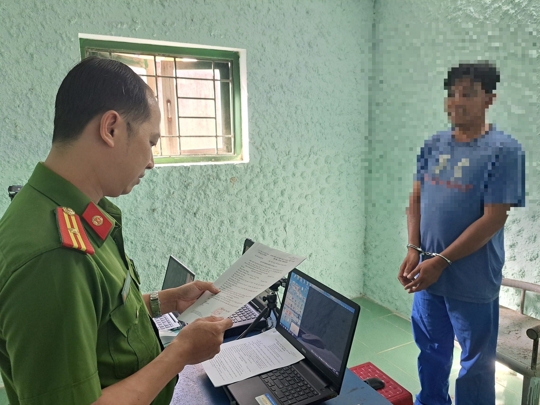 Bắt tạm giam người đ&agrave;n &ocirc;ng d&ugrave;ng dao tấn c&ocirc;ng CSGT- Ảnh 1.