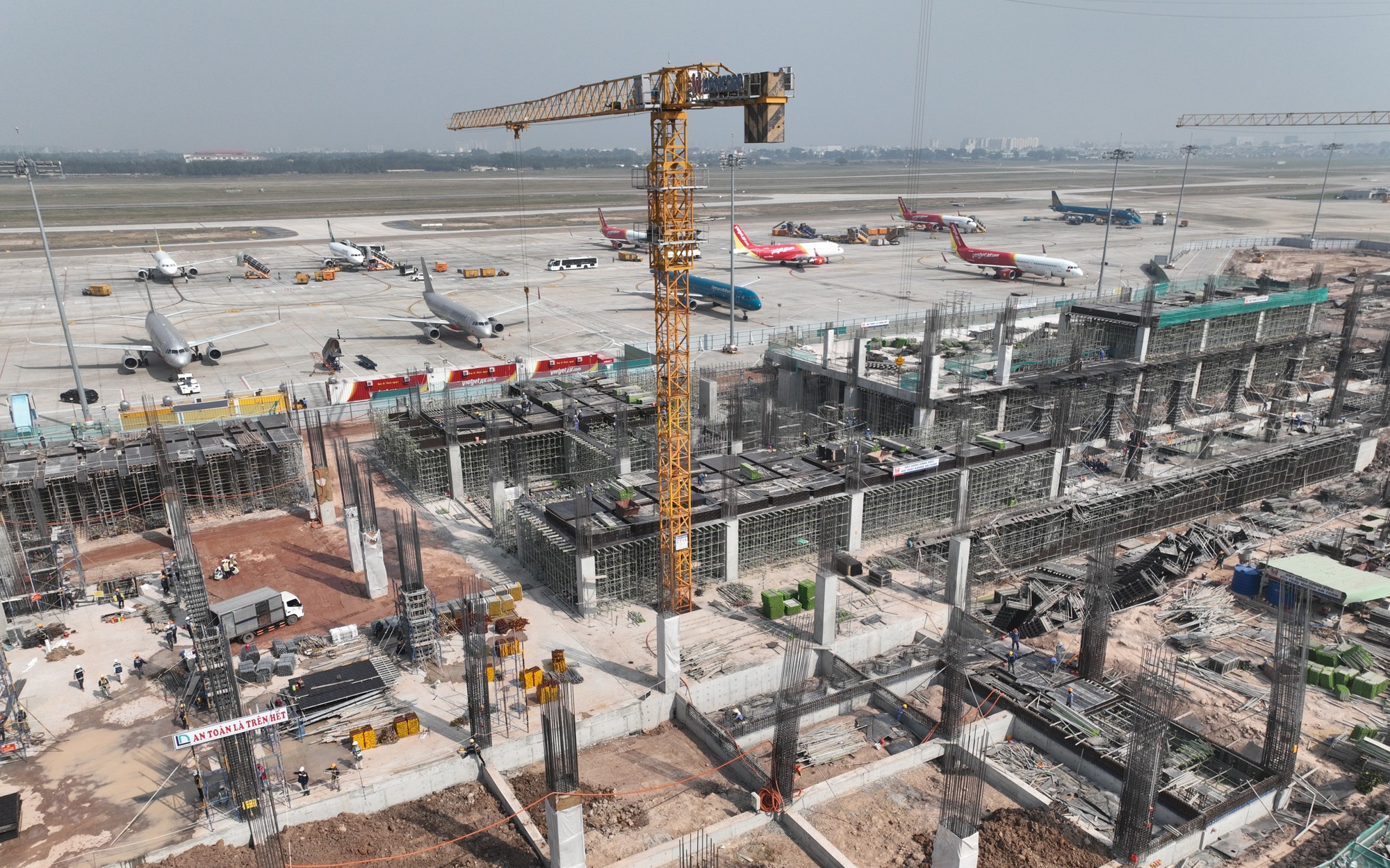 B&ecirc;n trong đại c&ocirc;ng trường nh&agrave; ga T3 hơn 10.000 tỷ ở s&acirc;n bay T&acirc;n Sơn Nhất