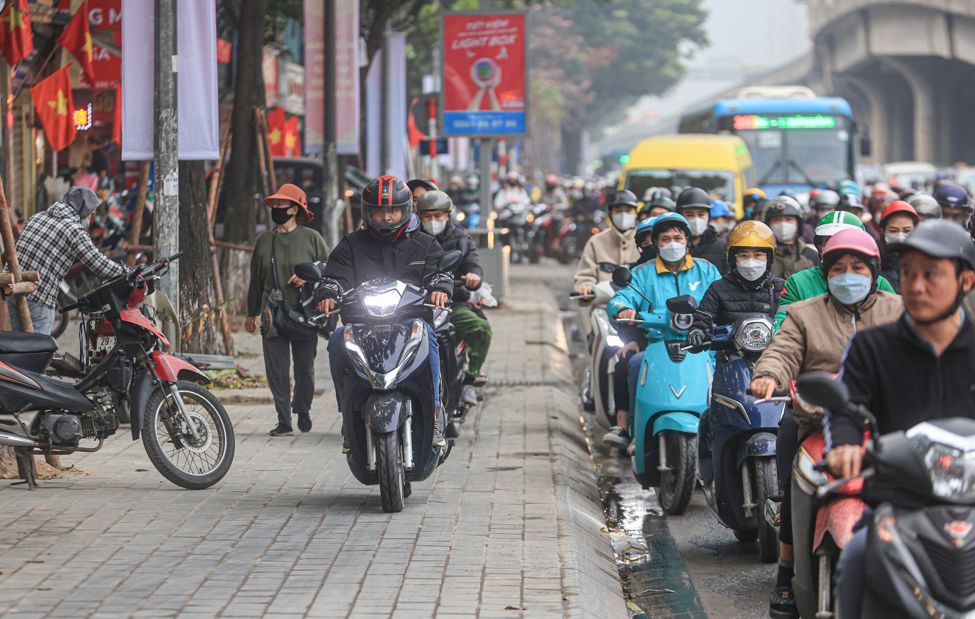 Đường phố H&agrave; Nội tắc cứng ng&agrave;y đầu đi l&agrave;m sau kỳ nghỉ Tết- Ảnh 6.