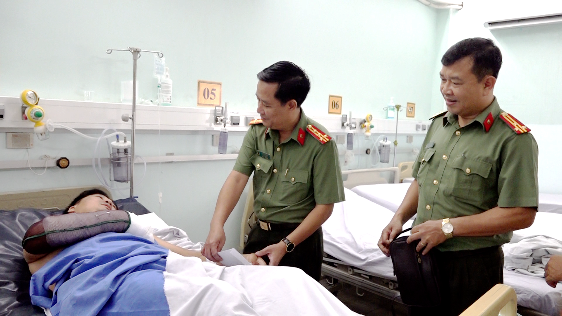 Clip g&atilde; đ&agrave;n &ocirc;ng ch&eacute;m người giữa đường ở An Giang: Hai c&ocirc;ng an bị ch&eacute;m ra sao?- Ảnh 1.
