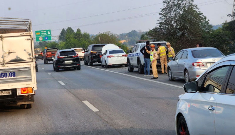 đến 16h10, lực lượng CSGT đ&atilde; c&oacute; mặt ph&acirc;n luồng giao th&ocirc;ng, đề nghị c&aacute;c xe trong vụ tai nạn di chuyển qua cầu dừng tại l&agrave;n khẩn cấp để l&agrave;m r&otilde; nguy&ecirc;n nh&acirc;n g&acirc;y tai nạn. T&igrave;nh trạng &ugrave;n tắc dần được cải thiện.