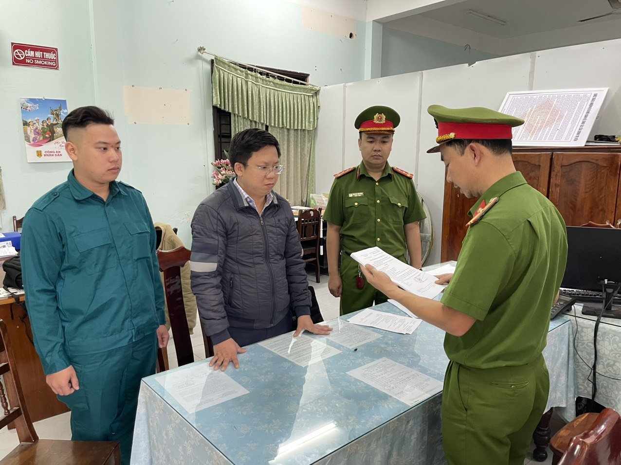 Bắt gi&aacute;m đốc ng&acirc;n h&agrave;ng lừa đảo 14 tỷ đồng- Ảnh 1.