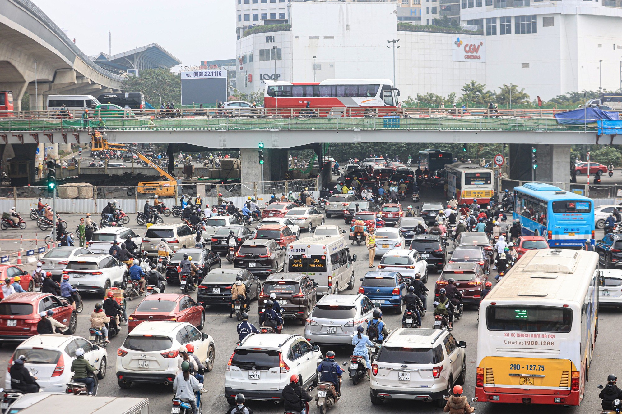 Đường phố H&agrave; Nội tắc cứng ng&agrave;y đầu đi l&agrave;m sau kỳ nghỉ Tết- Ảnh 3.