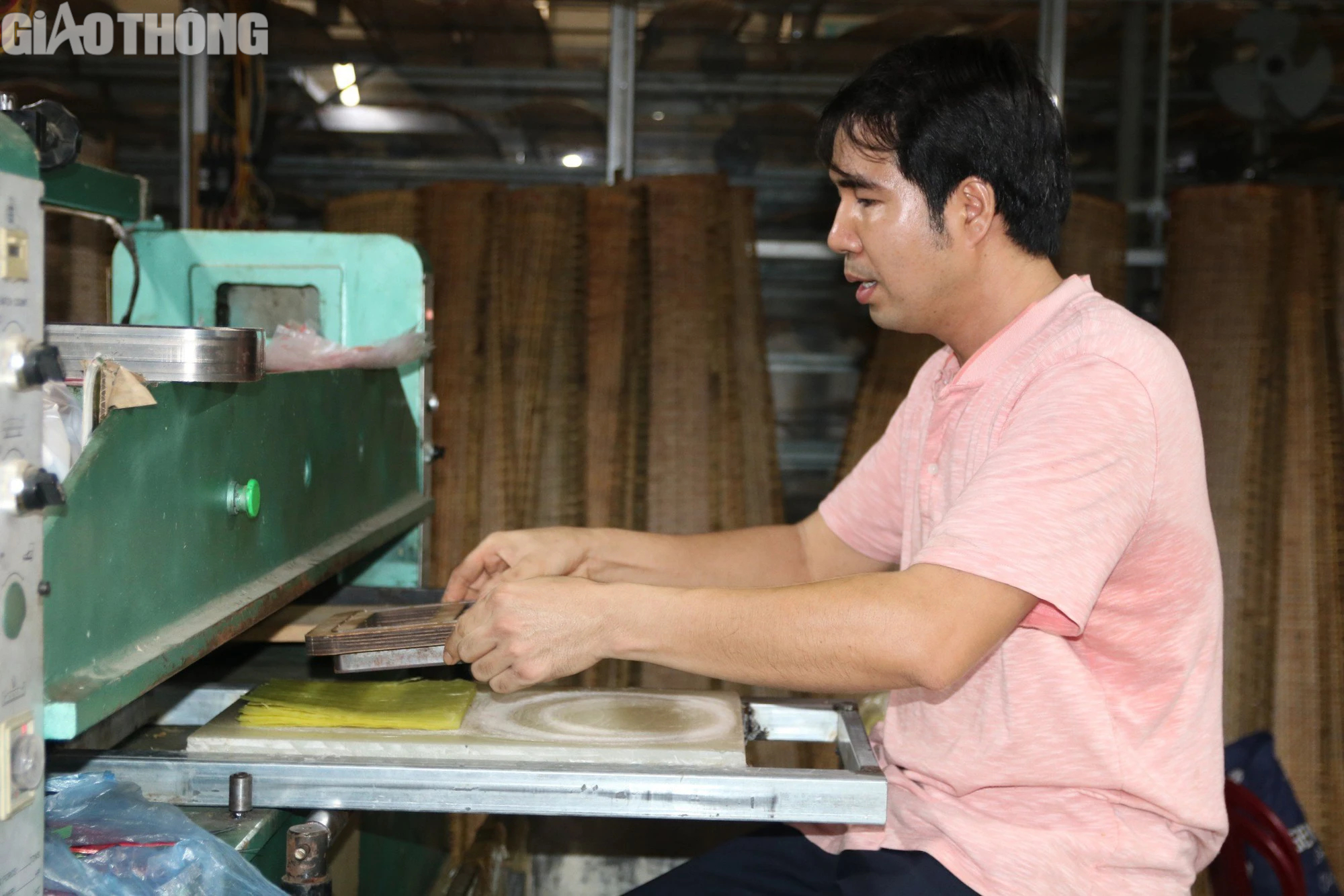 L&agrave;ng b&aacute;nh đa nem 700 năm tuổi hối hả v&agrave;o vụ Tết- Ảnh 7.