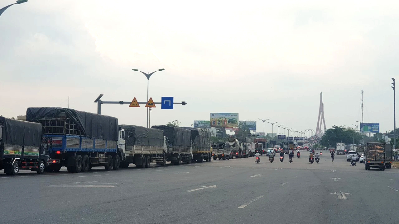 &Ocirc; t&ocirc; tải lật giữa cầu Cần Thơ, d&ograve;ng xe &ugrave;n tắc cả c&acirc;y số chờ qua cầu- Ảnh 4.