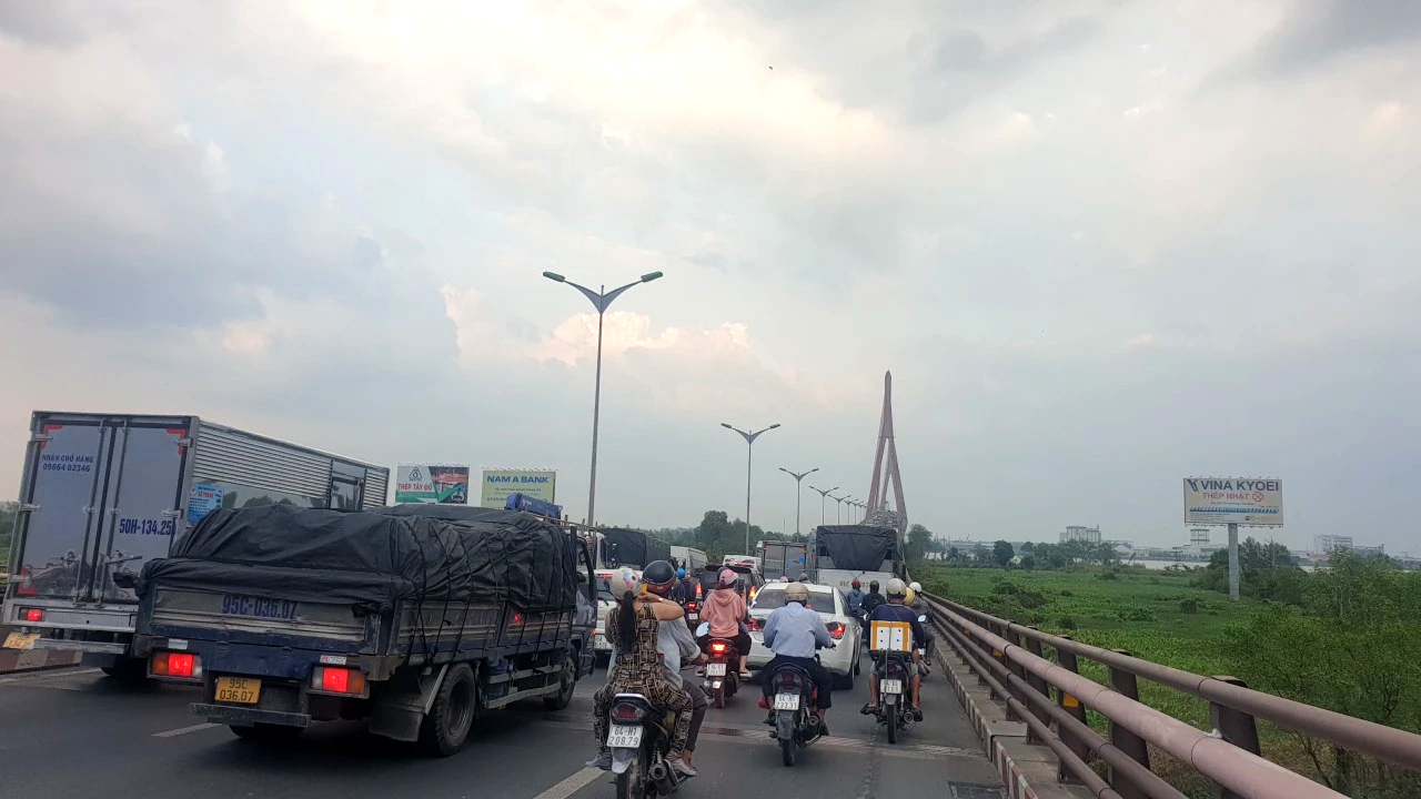&Ocirc; t&ocirc; tải lật giữa cầu Cần Thơ, d&ograve;ng xe &ugrave;n tắc cả c&acirc;y số chờ qua cầu- Ảnh 6.