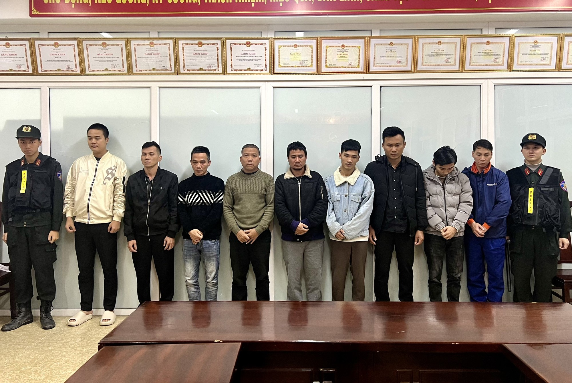 Bắt nh&oacute;m đối tượng c&aacute; độ, tổ chức c&aacute; độ b&oacute;ng đ&aacute; trăm tỷ qua mạng ở Huế- Ảnh 1.