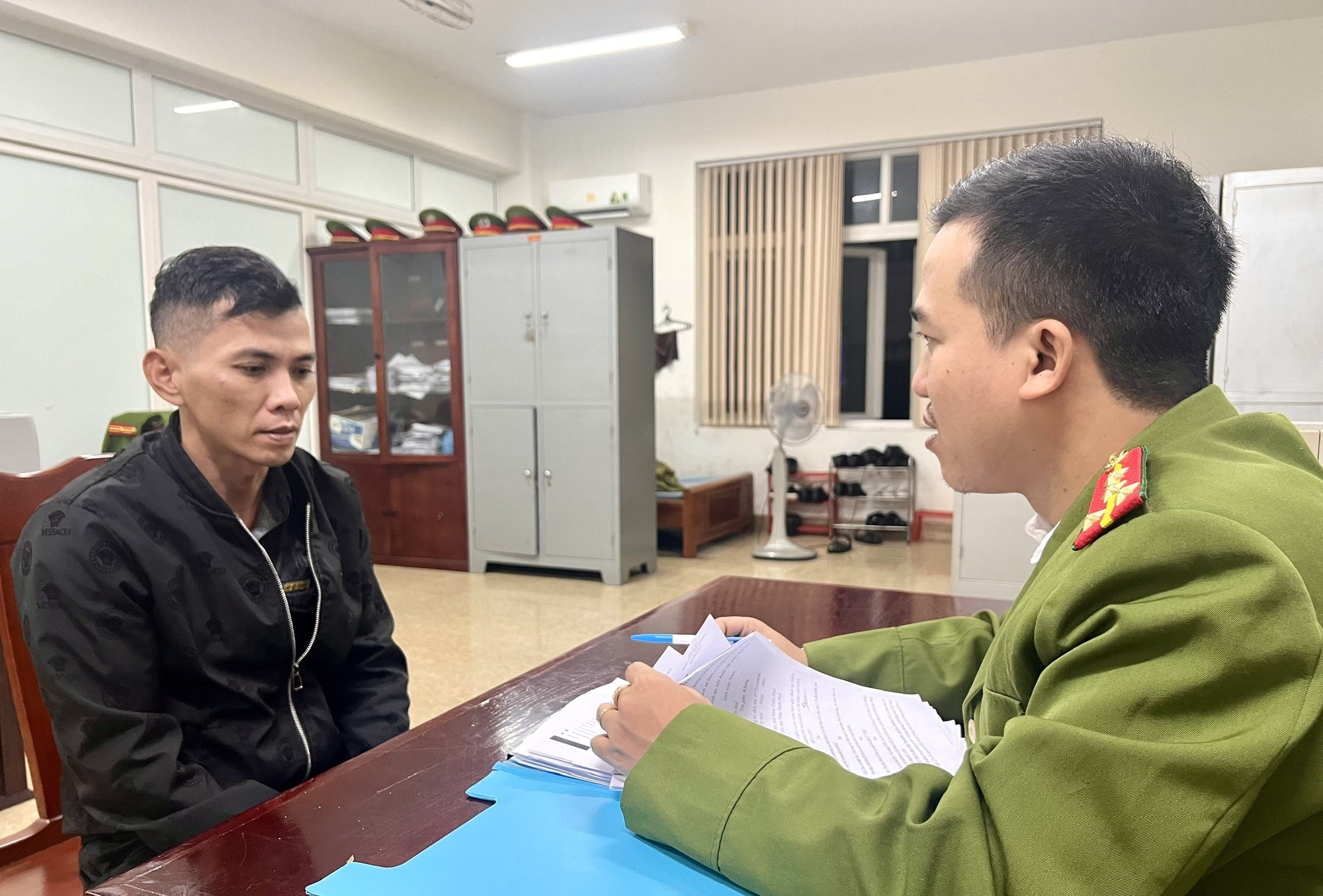 Bắt nh&oacute;m đối tượng c&aacute; độ, tổ chức c&aacute; độ b&oacute;ng đ&aacute; trăm tỷ qua mạng ở Huế- Ảnh 3.