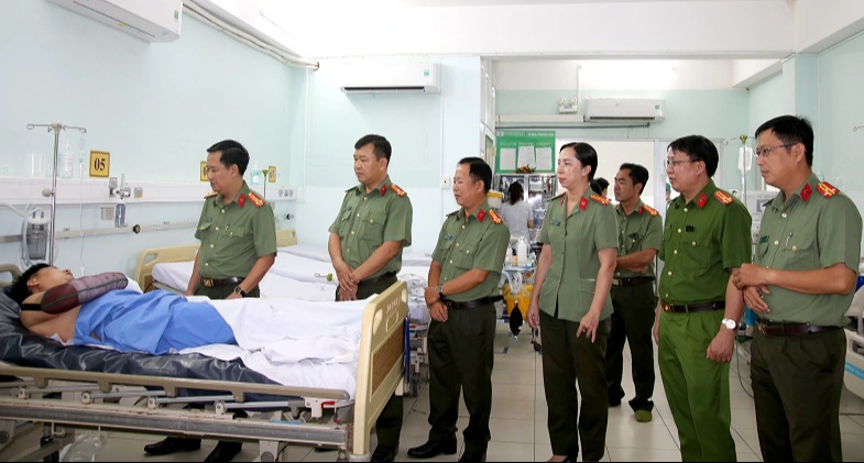 Khống chế tội phạm, một chiến sĩ c&ocirc;ng an ở An Giang bị ch&eacute;m- Ảnh 1.