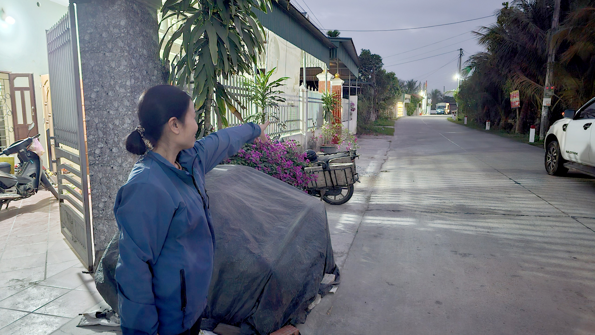 Lạ l&ugrave;ng d&acirc;n hiến đất l&agrave;m đường vẫn phải nộp thuế- Ảnh 1.