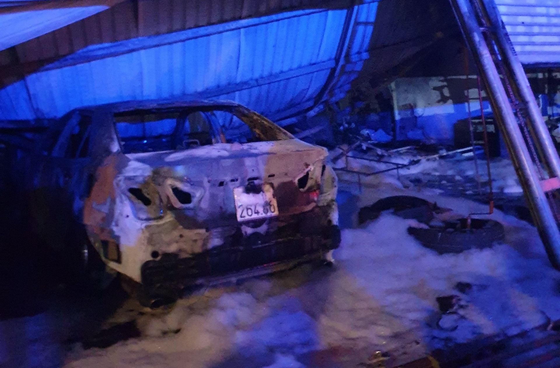 Ch&aacute;y cửa h&agrave;ng b&aacute;n phụ t&ugrave;ng, 2 &ocirc; t&ocirc; đắt tiền bị thi&ecirc;u rụi- Ảnh 2.