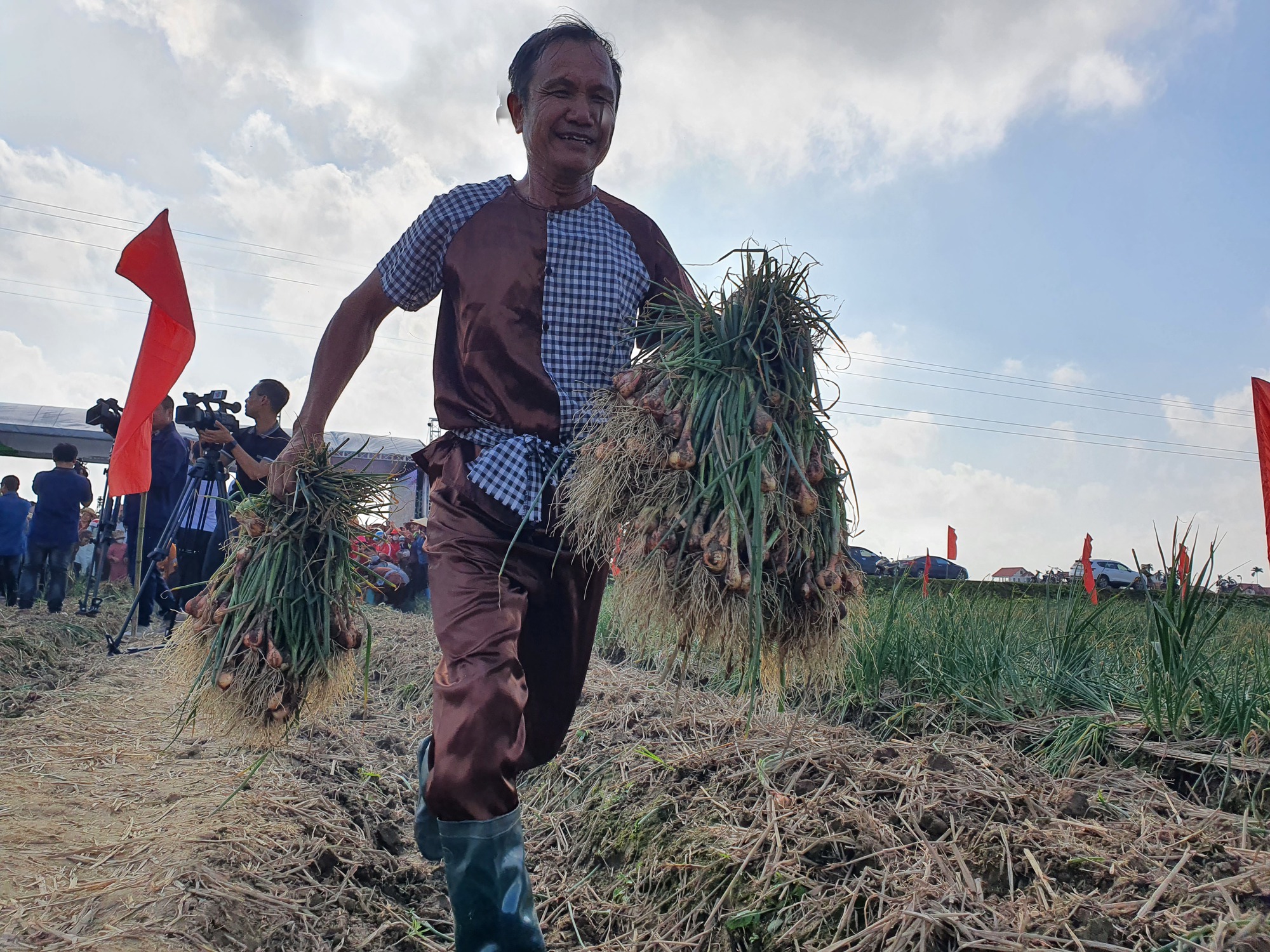 Người dân hào hứng lần đầu trải nghiệm lễ hội thu hoạch hành, tỏi- Ảnh 7. Người dân hào hứng lần đầu trải nghiệm lễ hội thu hoạch hành, tỏi- Ảnh 7.