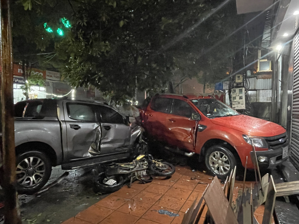 Khởi tố, bắt giam t&agrave;i xế xe b&aacute;n tải t&ocirc;ng li&ecirc;n ho&agrave;n xe m&aacute;y khiến 3 người tử vong- Ảnh 2.