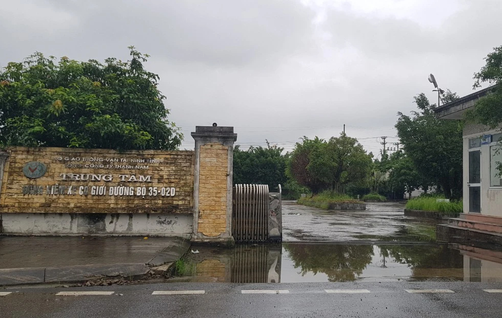 Th&ecirc;m một ph&oacute; gi&aacute;m đốc trung t&acirc;m đăng kiểm ở Ninh B&igrave;nh bị khởi tố- Ảnh 1.