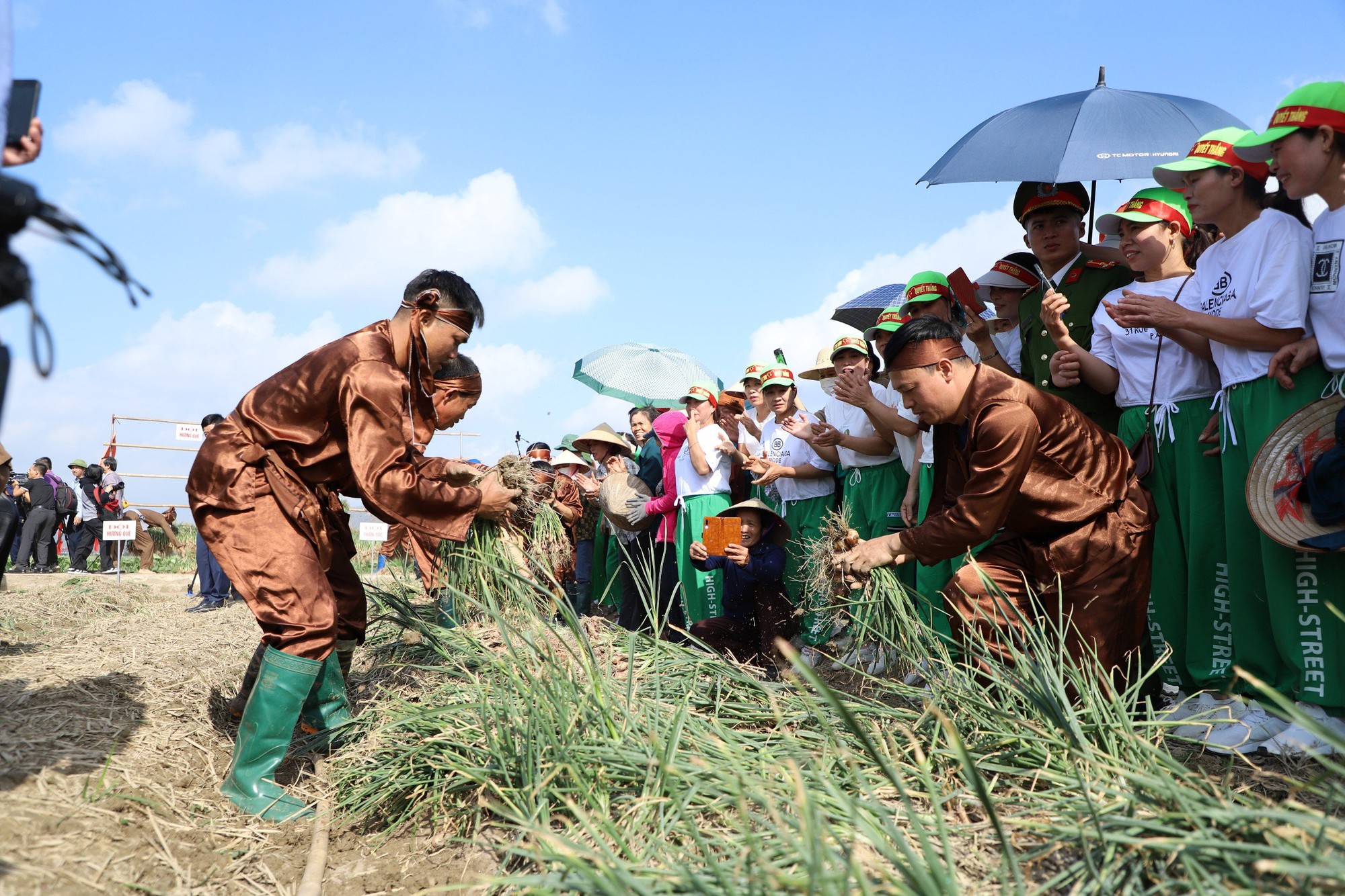 Người dân hào hứng lần đầu trải nghiệm lễ hội thu hoạch hành, tỏi- Ảnh 2. Người dân hào hứng lần đầu trải nghiệm lễ hội thu hoạch hành, tỏi- Ảnh 2.