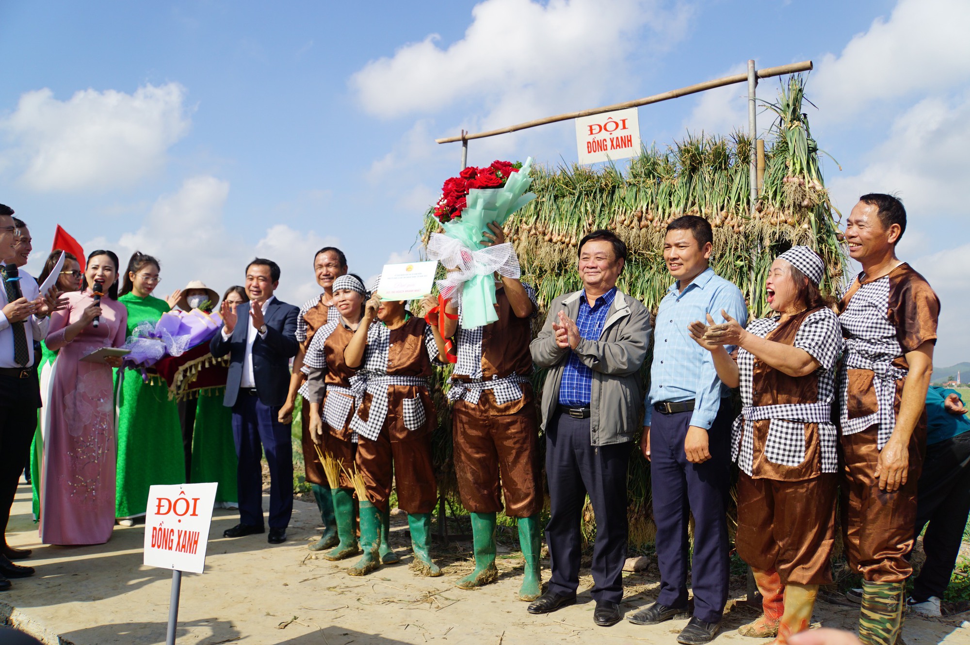 Người dân hào hứng lần đầu trải nghiệm lễ hội thu hoạch hành, tỏi- Ảnh 9. Người dân hào hứng lần đầu trải nghiệm lễ hội thu hoạch hành, tỏi- Ảnh 9.