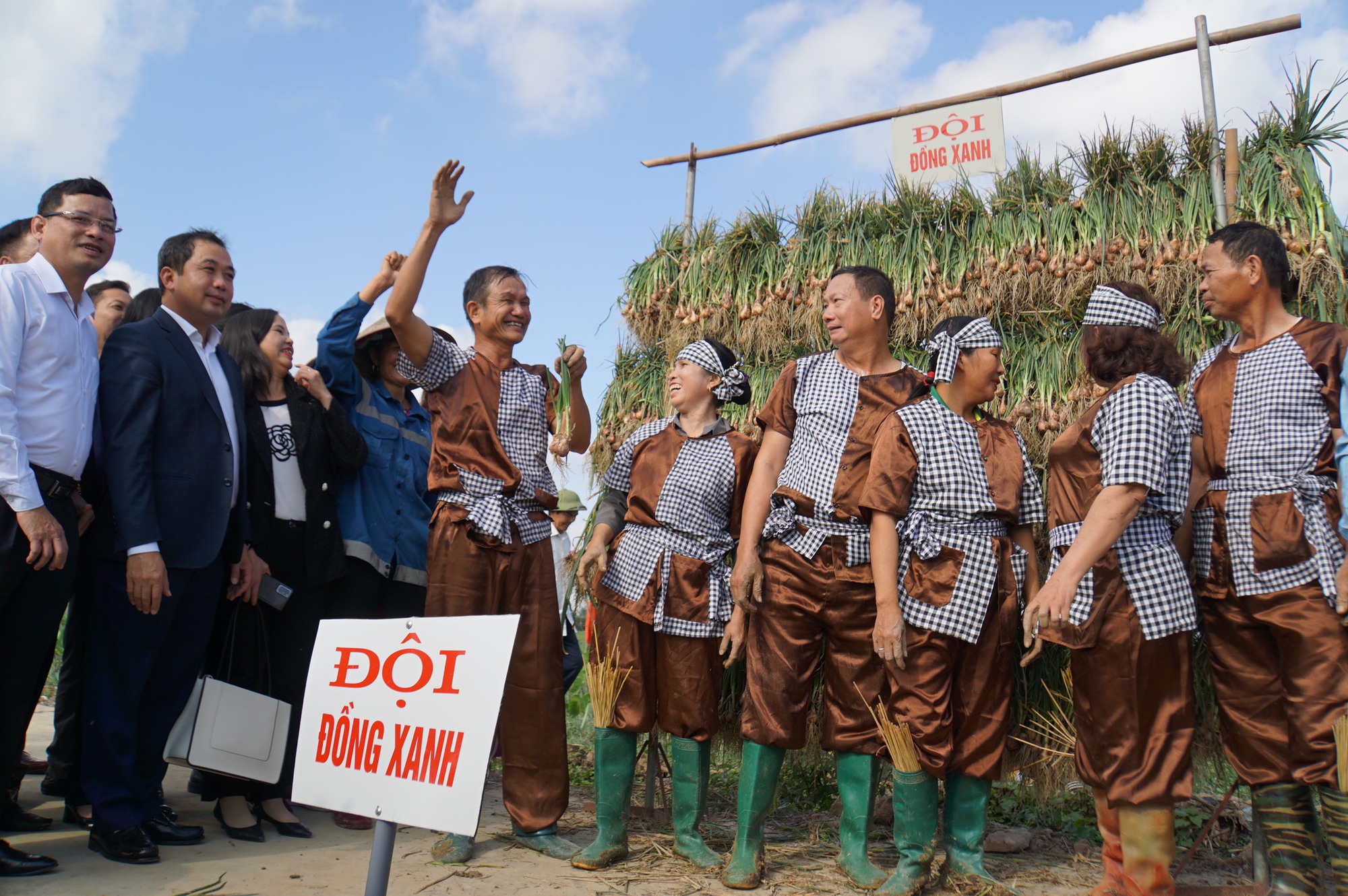 Người dân hào hứng lần đầu trải nghiệm lễ hội thu hoạch hành, tỏi- Ảnh 8. Người dân hào hứng lần đầu trải nghiệm lễ hội thu hoạch hành, tỏi- Ảnh 8.