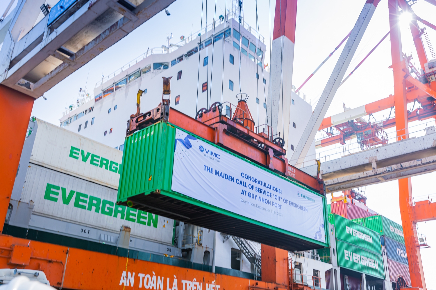 Hơn 9,6 triệu tấn h&agrave;ng th&ocirc;ng qua cảng Quy Nhơn năm 2023- Ảnh 2.