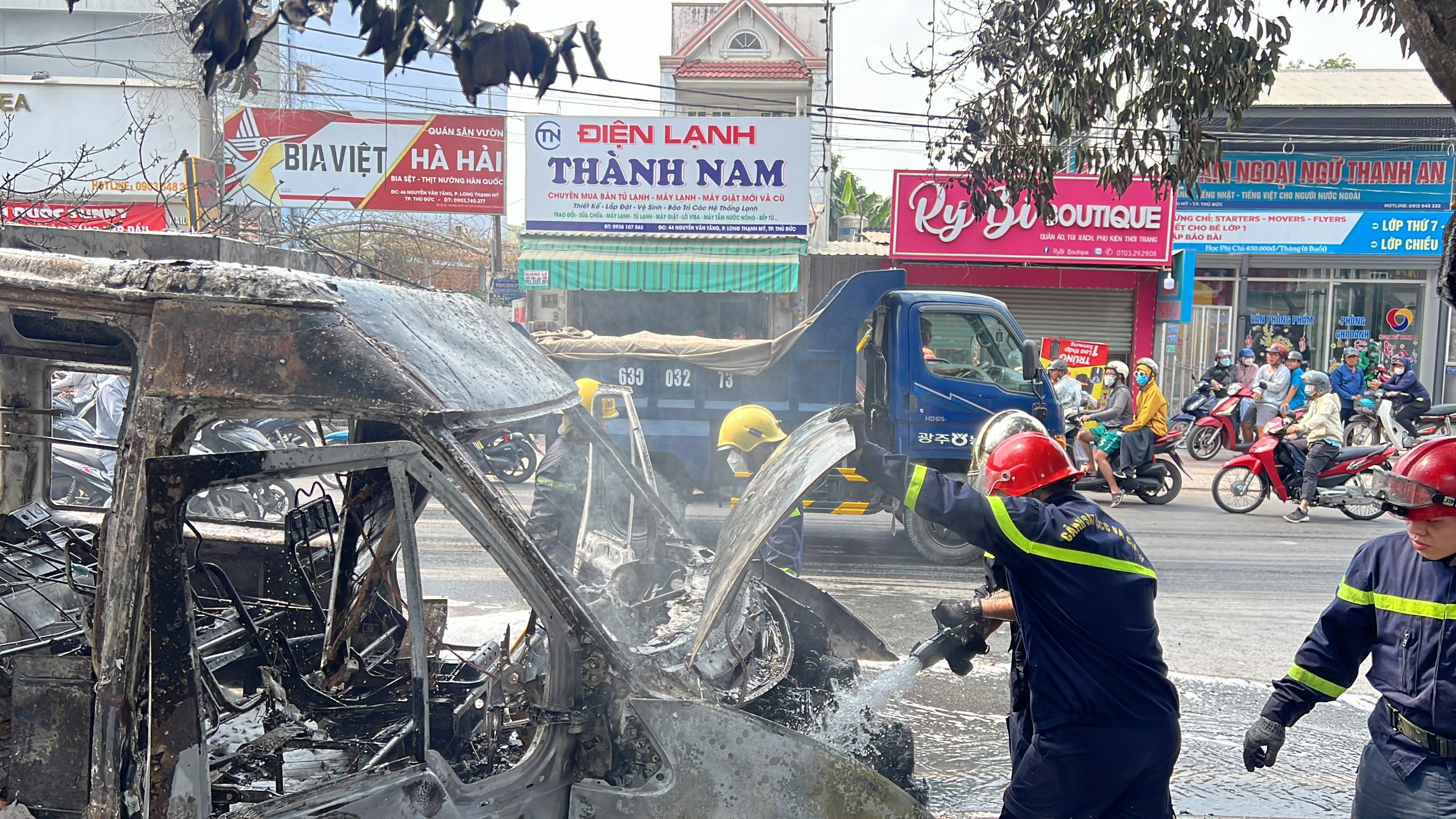 Đang chạy tr&ecirc;n đường phố Thủ Đức, xe &ocirc; t&ocirc; 16 chỗ bất ngờ bốc hỏa ch&aacute;y trơ khung- Ảnh 3.