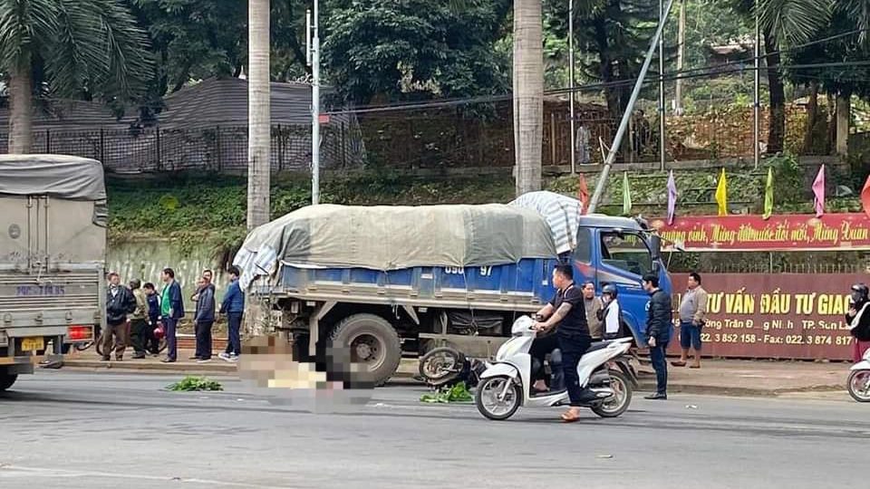 Sơn La: Xe m&aacute;y va chạm &ocirc; t&ocirc; tải tr&ecirc;n QL6, một người tử vong- Ảnh 1.