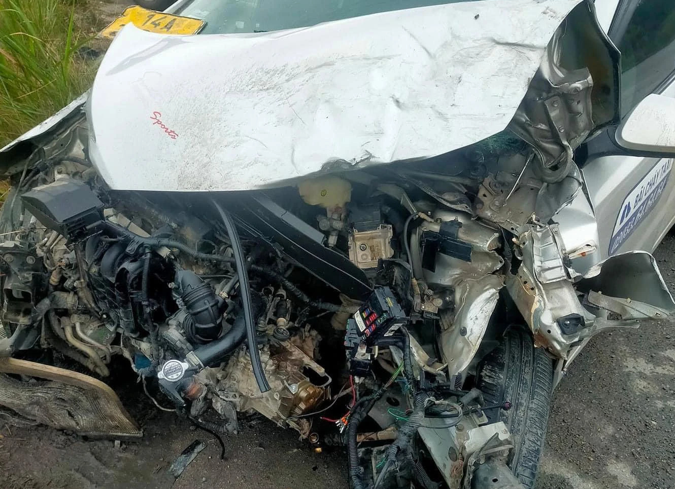 Ba ô tô tông liên hoàn khiến xe khách chở 22 người lao xuống ao nước ven quốc lộ 279- Ảnh 1. Ba ô tô tông liên hoàn khiến xe khách chở 22 người lao xuống ao nước ven quốc lộ 279- Ảnh 1.