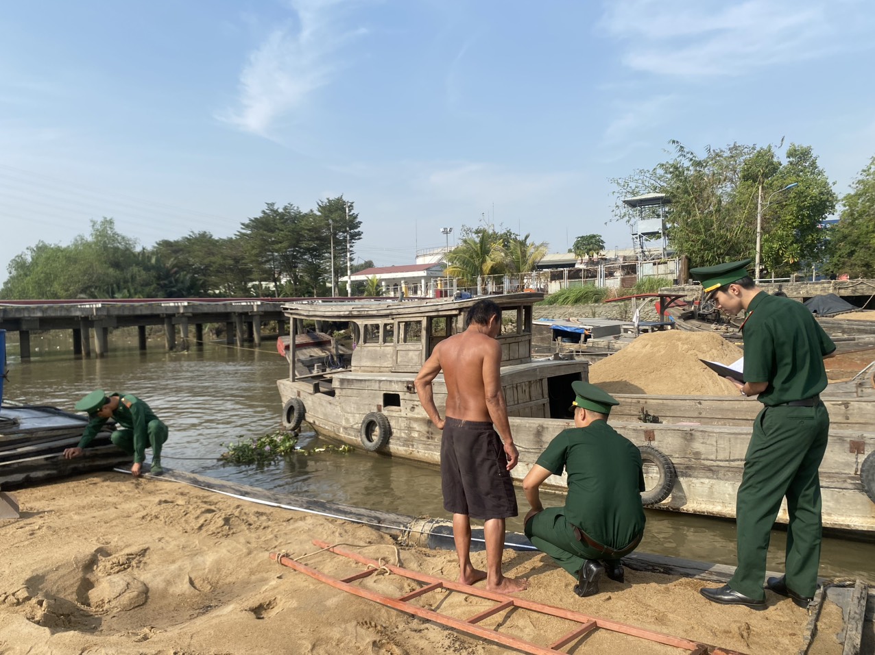Bộ đội Bi&ecirc;n ph&ograve;ng TP.HCM bắt quả tang nh&oacute;m h&uacute;t c&aacute;t lậu tr&ecirc;n s&ocirc;ng Đồng Nai- Ảnh 1.