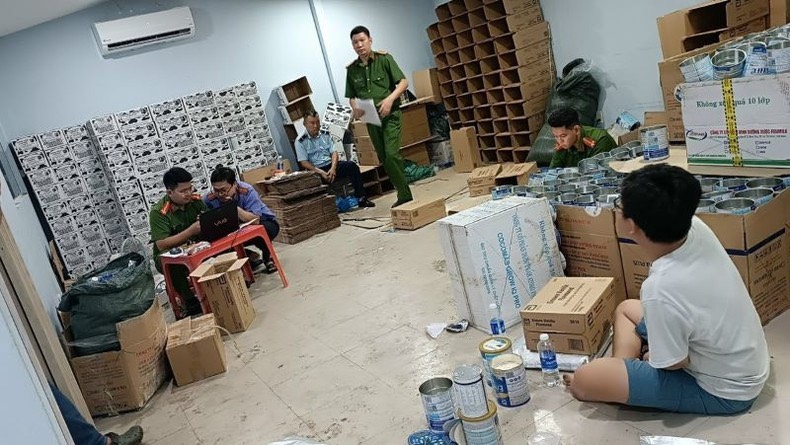 Triệt phá ổ nhóm làm sữa giả, thu lợi bất chính nhiều tỷ đồng- Ảnh 1. Triệt phá ổ nhóm làm sữa giả, thu lợi bất chính nhiều tỷ đồng- Ảnh 1.