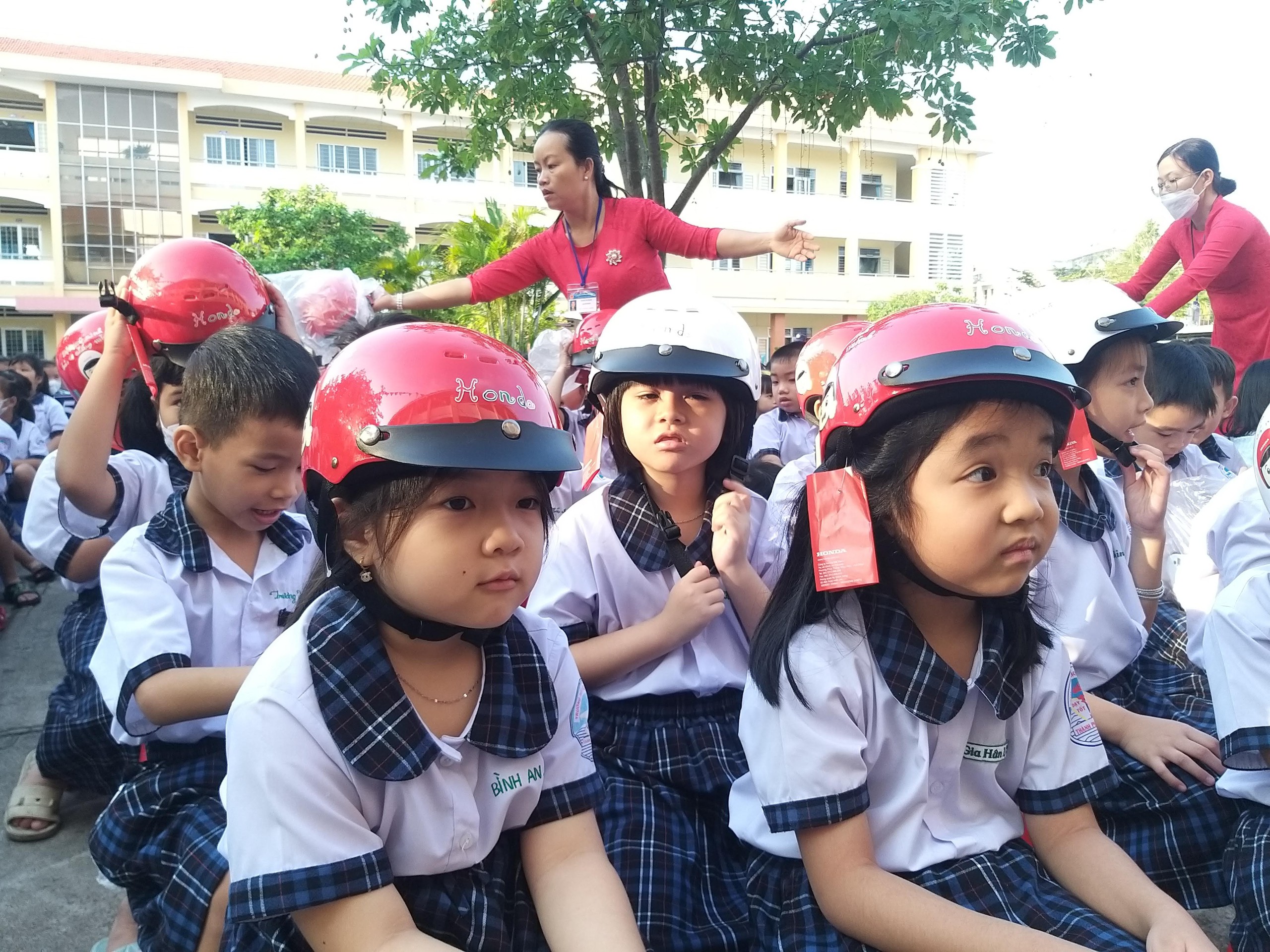 Long An tặng mũ bảo hiểm cho học sinh lớp 1- Ảnh 1.