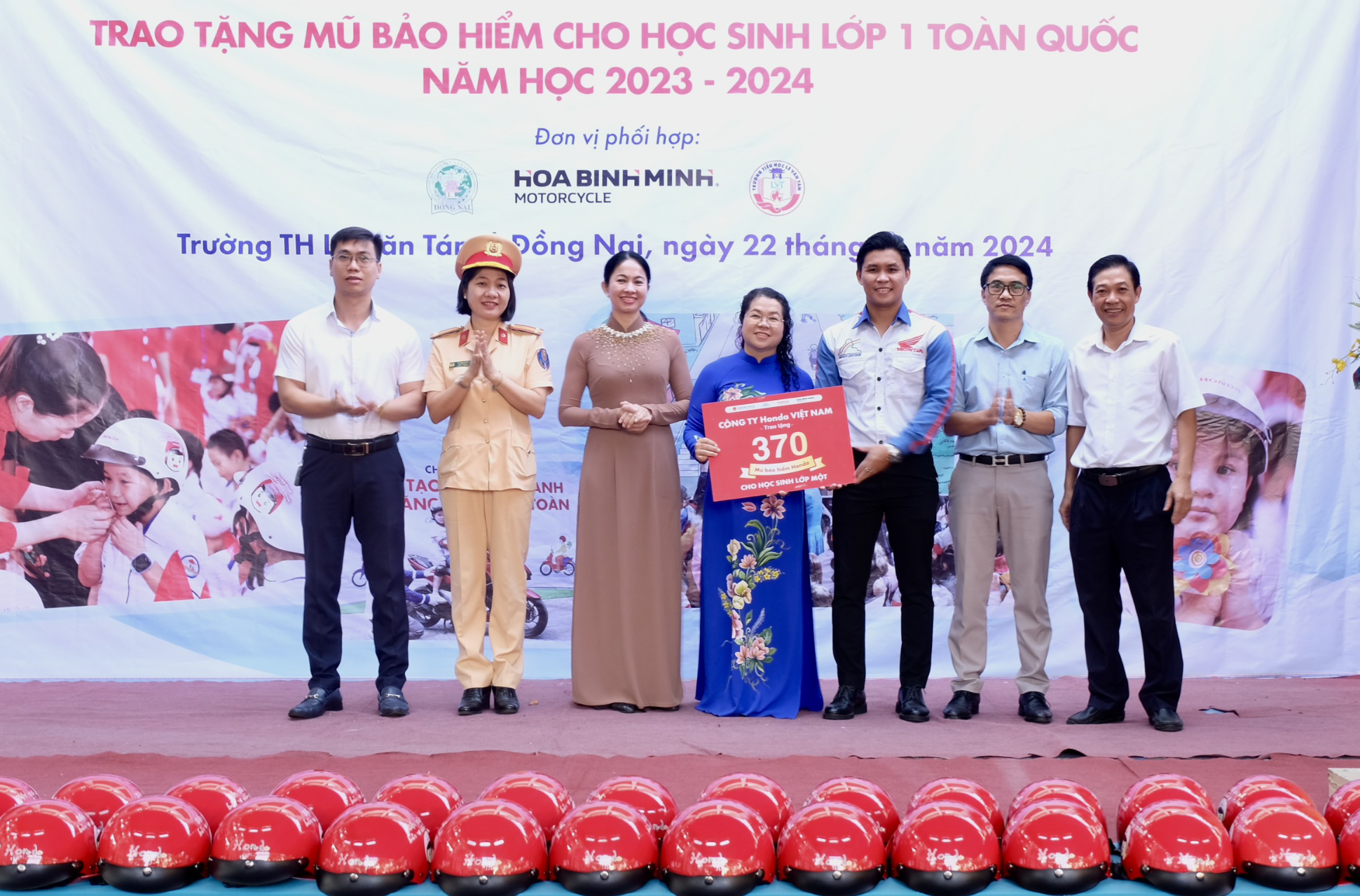 Đồng Nai tặng mũ bảo hiểm cho học sinh lớp 1- Ảnh 2.