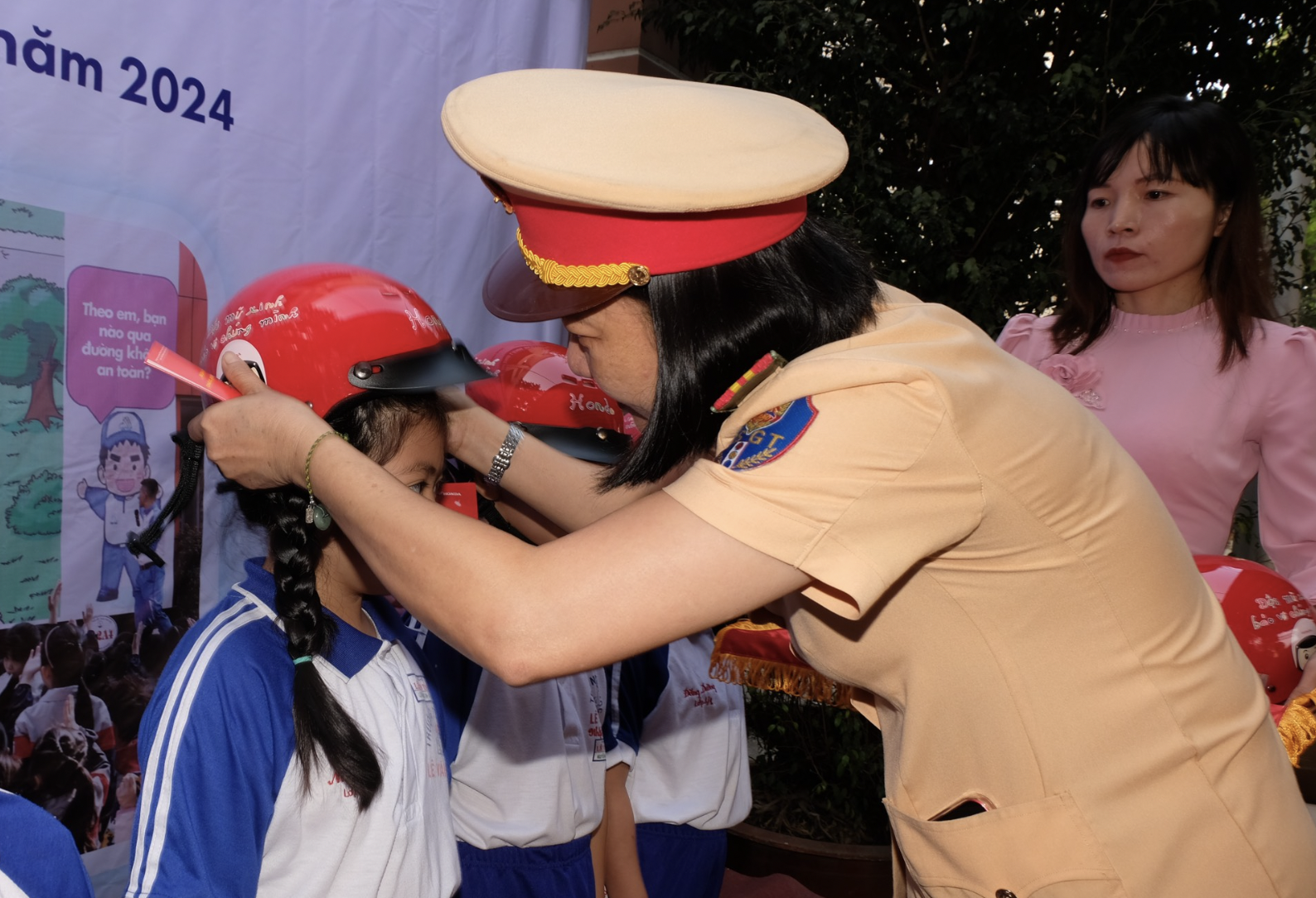 Đồng Nai tặng mũ bảo hiểm cho học sinh lớp 1- Ảnh 1.