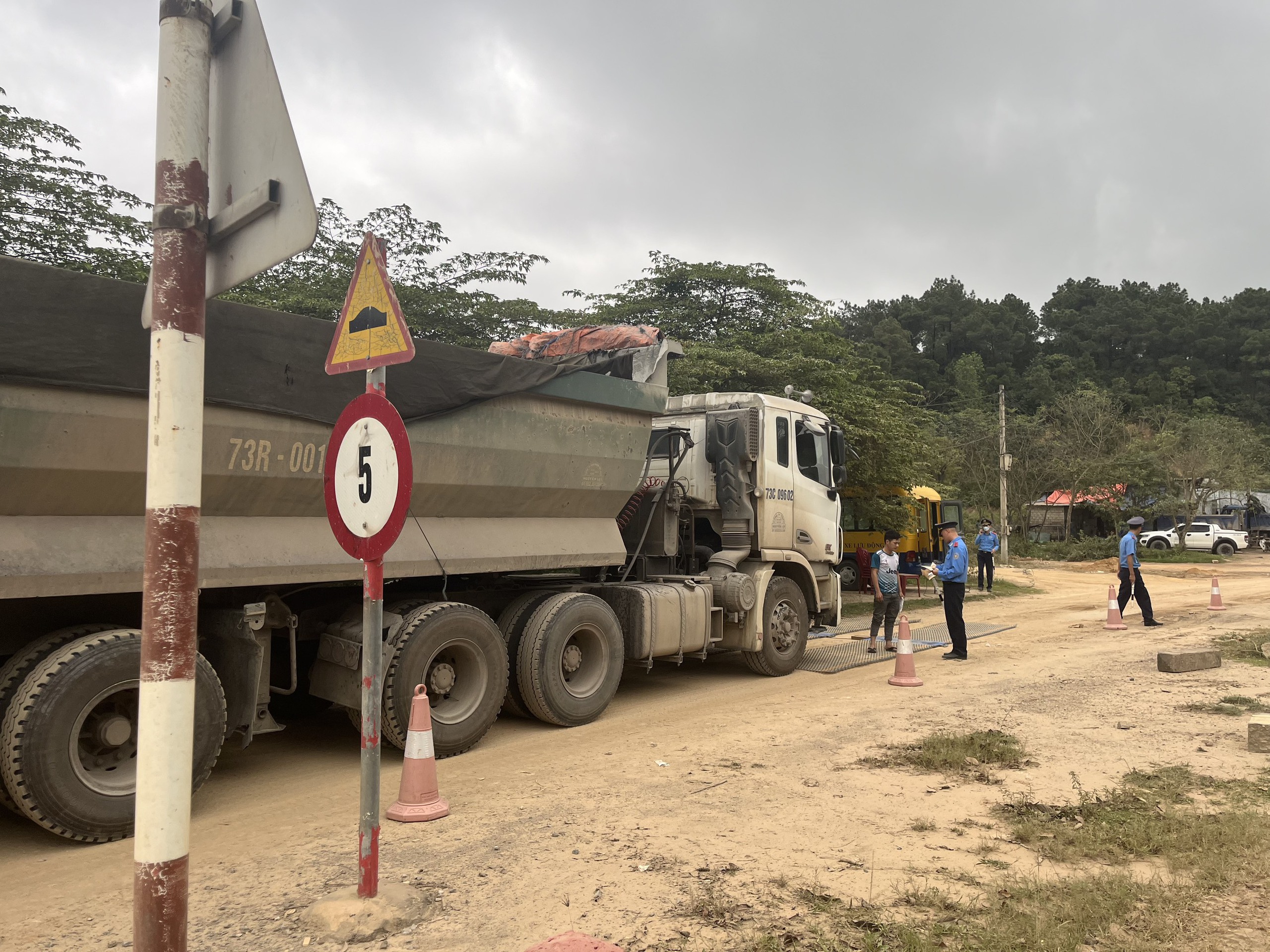 Vi phạm tải trọng ở Quảng B&igrave;nh giảm mạnh nhờ đ&acirc;u?- Ảnh 2.