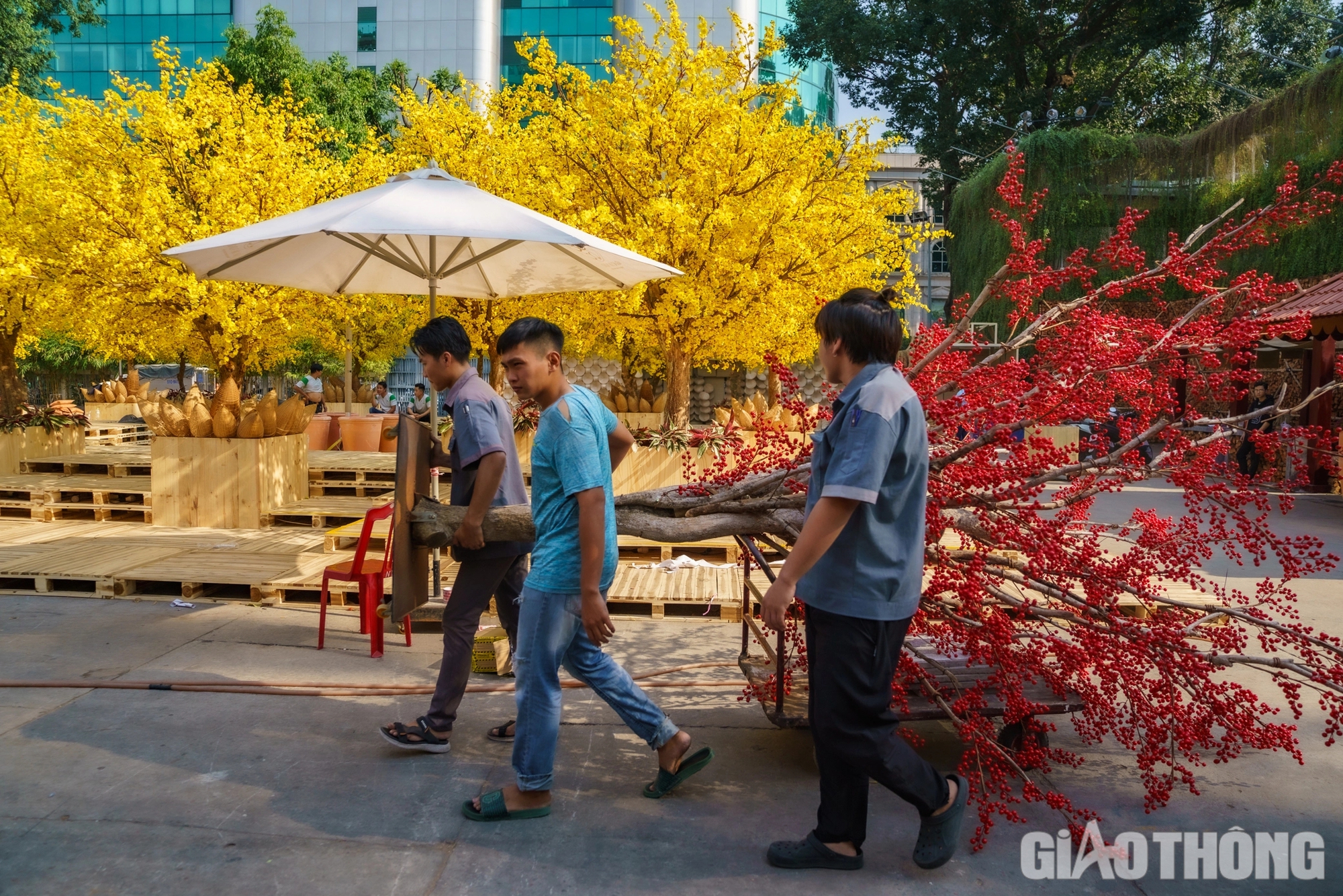 Phố &ocirc;ng đồ tết Gi&aacute;p Th&igrave;n 2024 tất bật thi c&ocirc;ng, chuẩn bị mở cửa đ&oacute;n kh&aacute;ch- Ảnh 7.