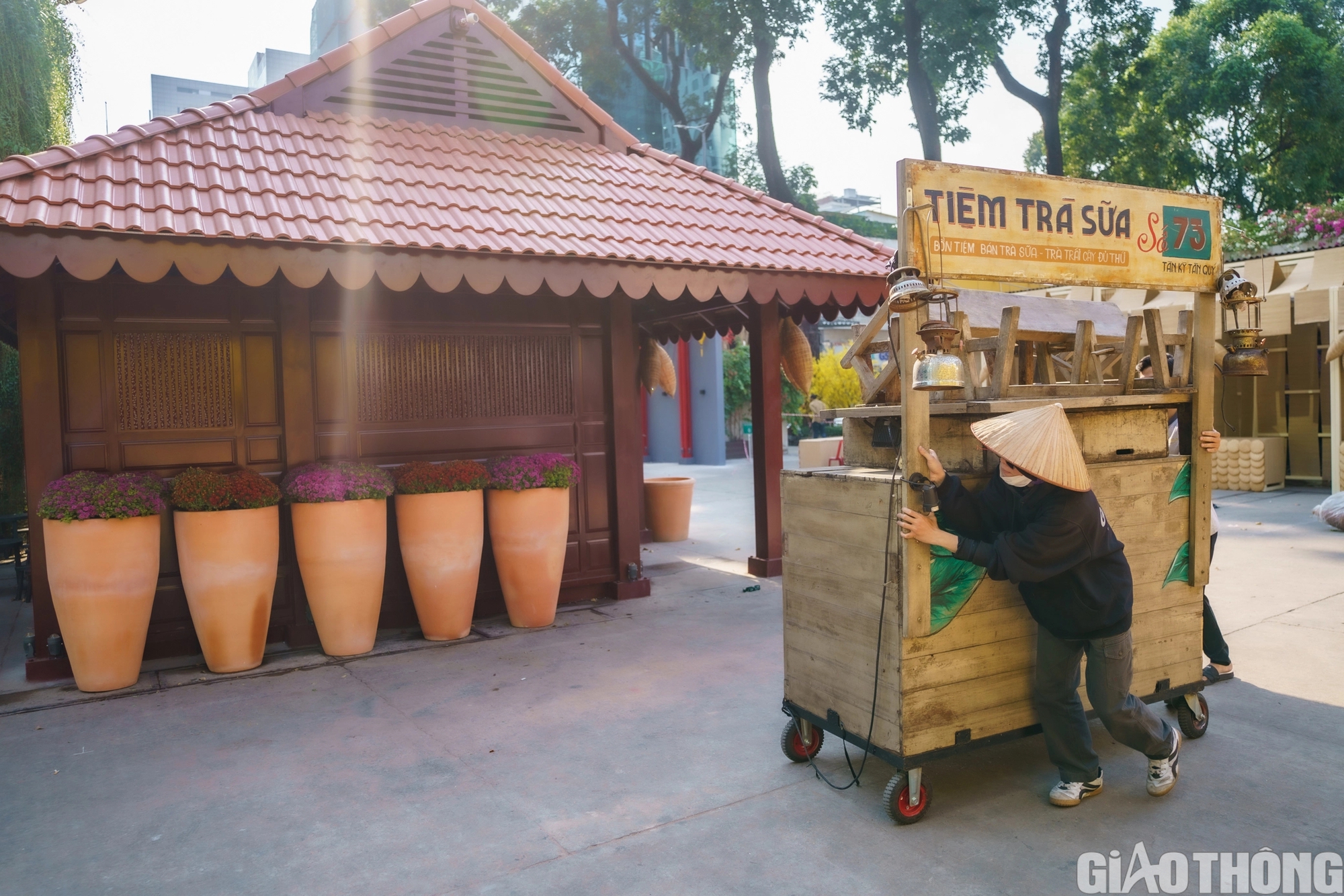 Phố &ocirc;ng đồ tết Gi&aacute;p Th&igrave;n 2024 tất bật thi c&ocirc;ng, chuẩn bị mở cửa đ&oacute;n kh&aacute;ch- Ảnh 9.