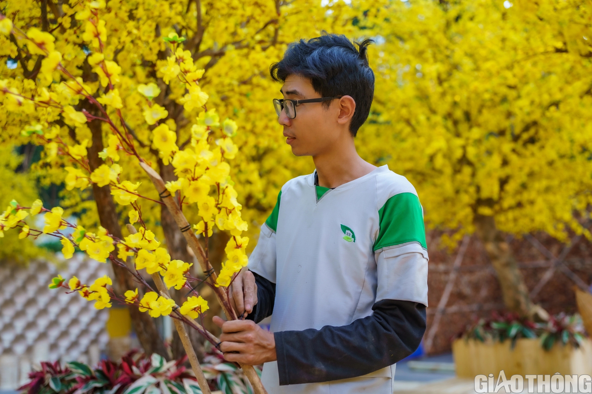 Phố &ocirc;ng đồ tết Gi&aacute;p Th&igrave;n 2024 tất bật thi c&ocirc;ng, chuẩn bị mở cửa đ&oacute;n kh&aacute;ch- Ảnh 6.