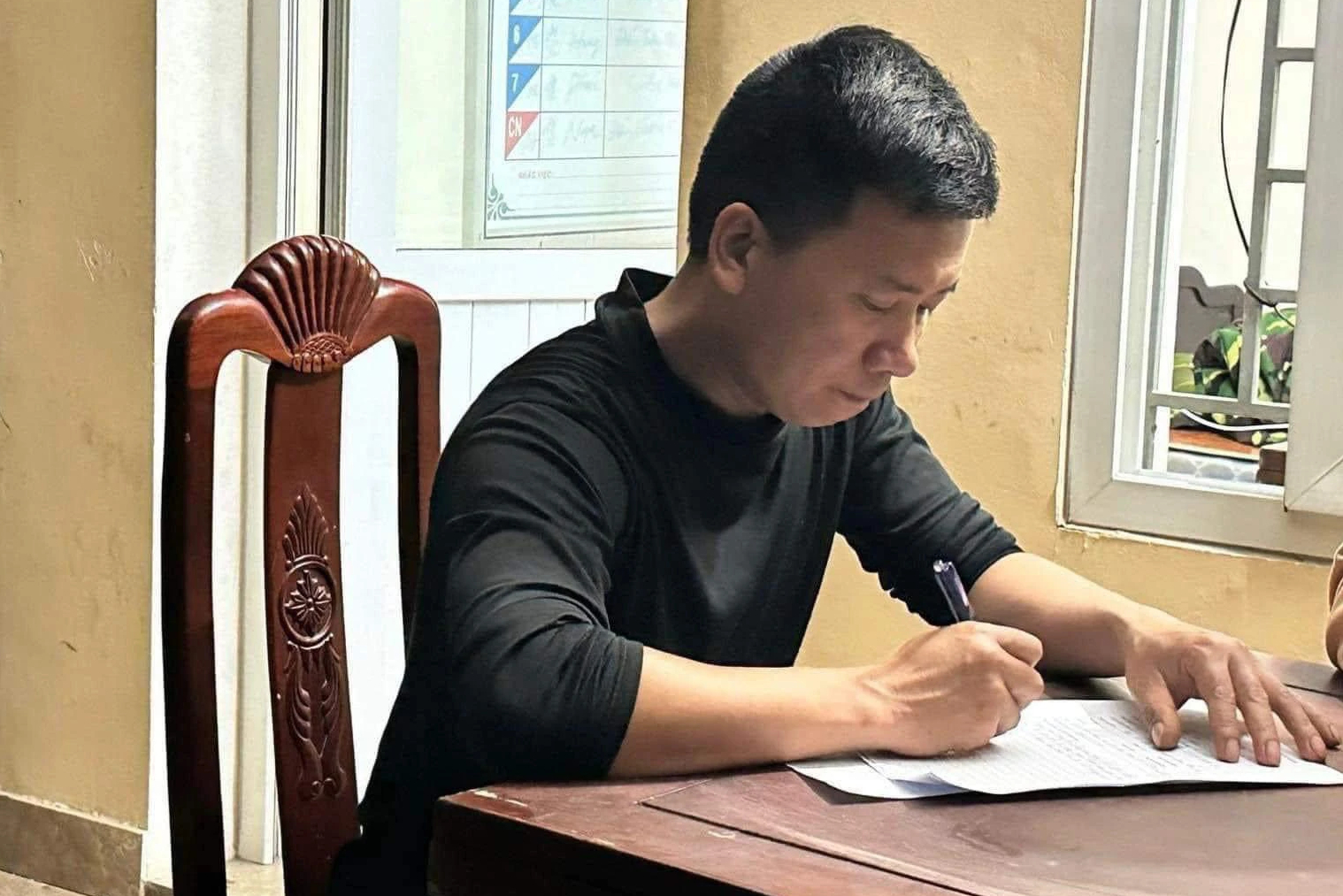 T&agrave;i xế điều khiển &ocirc; t&ocirc; t&ocirc;ng CSGT để th&ocirc;ng chốt ở Nghệ An từng l&agrave; thượng &uacute;y qu&acirc;n đội- Ảnh 1.