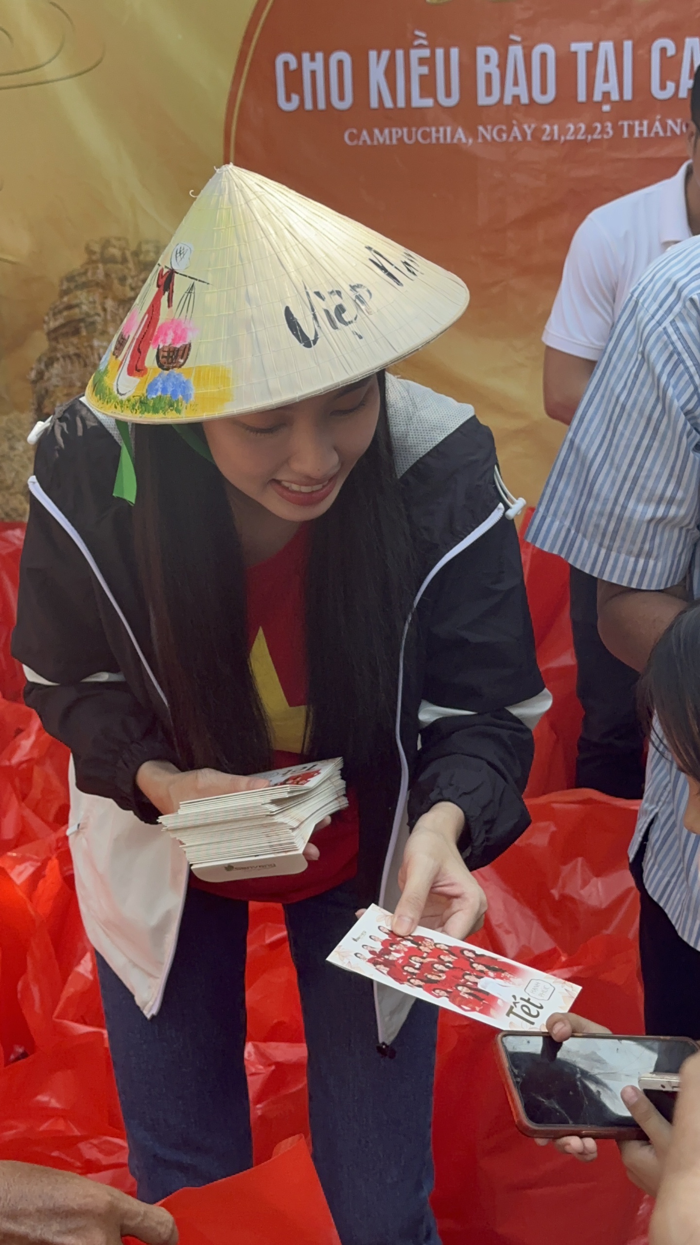 Th&ugrave;y Ti&ecirc;n mang Tết hạnh ph&uacute;c đến với b&agrave; con người gốc Việt Nam tại Campuchia- Ảnh 1.