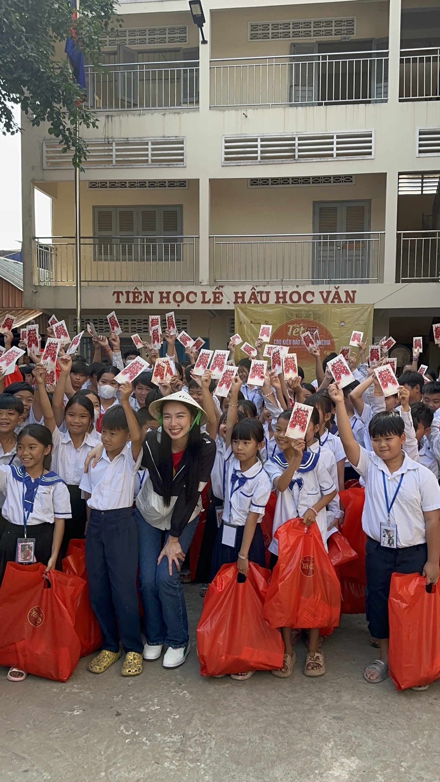 Th&ugrave;y Ti&ecirc;n mang Tết hạnh ph&uacute;c đến với b&agrave; con người gốc Việt Nam tại Campuchia- Ảnh 6.