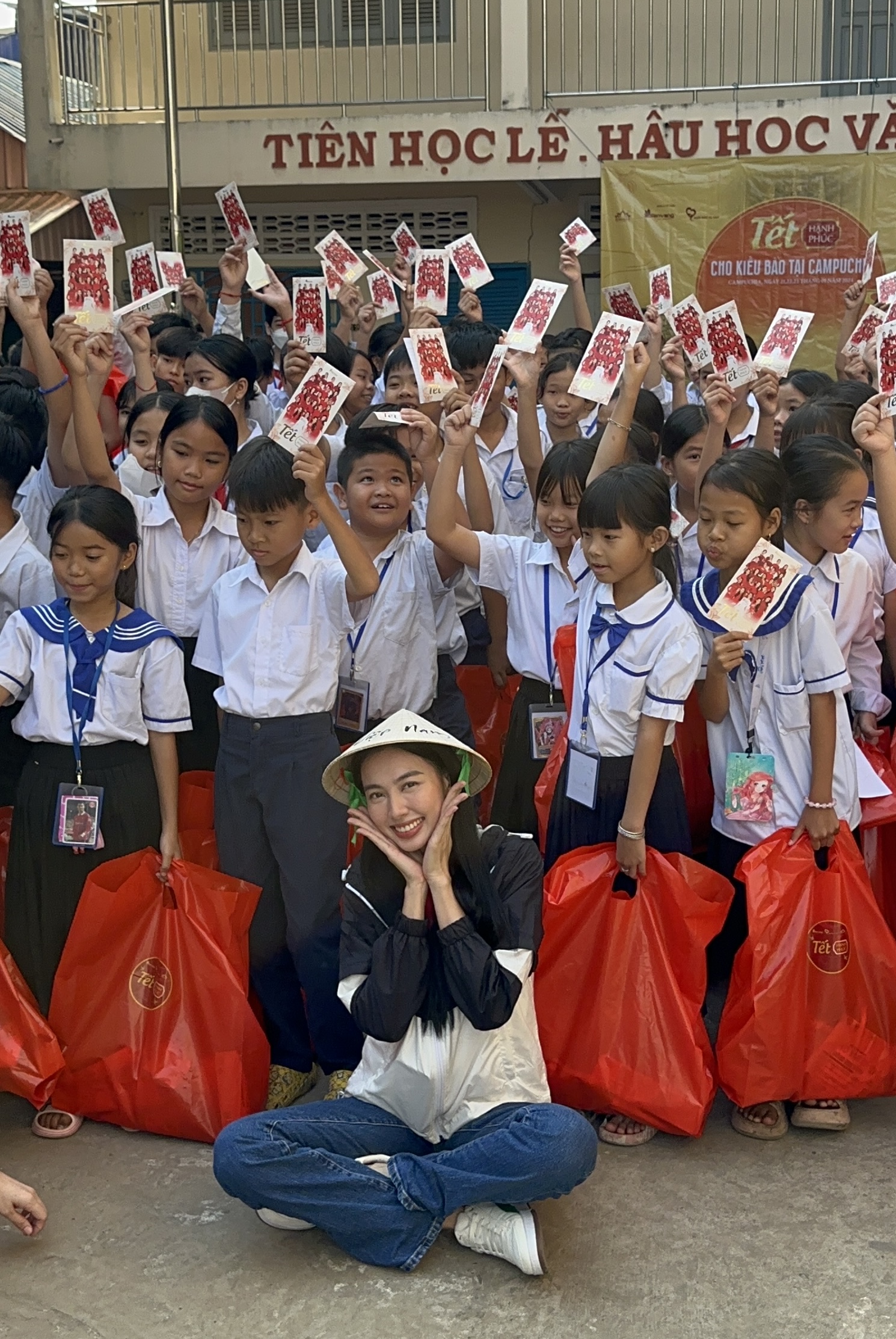 Th&ugrave;y Ti&ecirc;n mang Tết hạnh ph&uacute;c đến với b&agrave; con người gốc Việt Nam tại Campuchia- Ảnh 7.