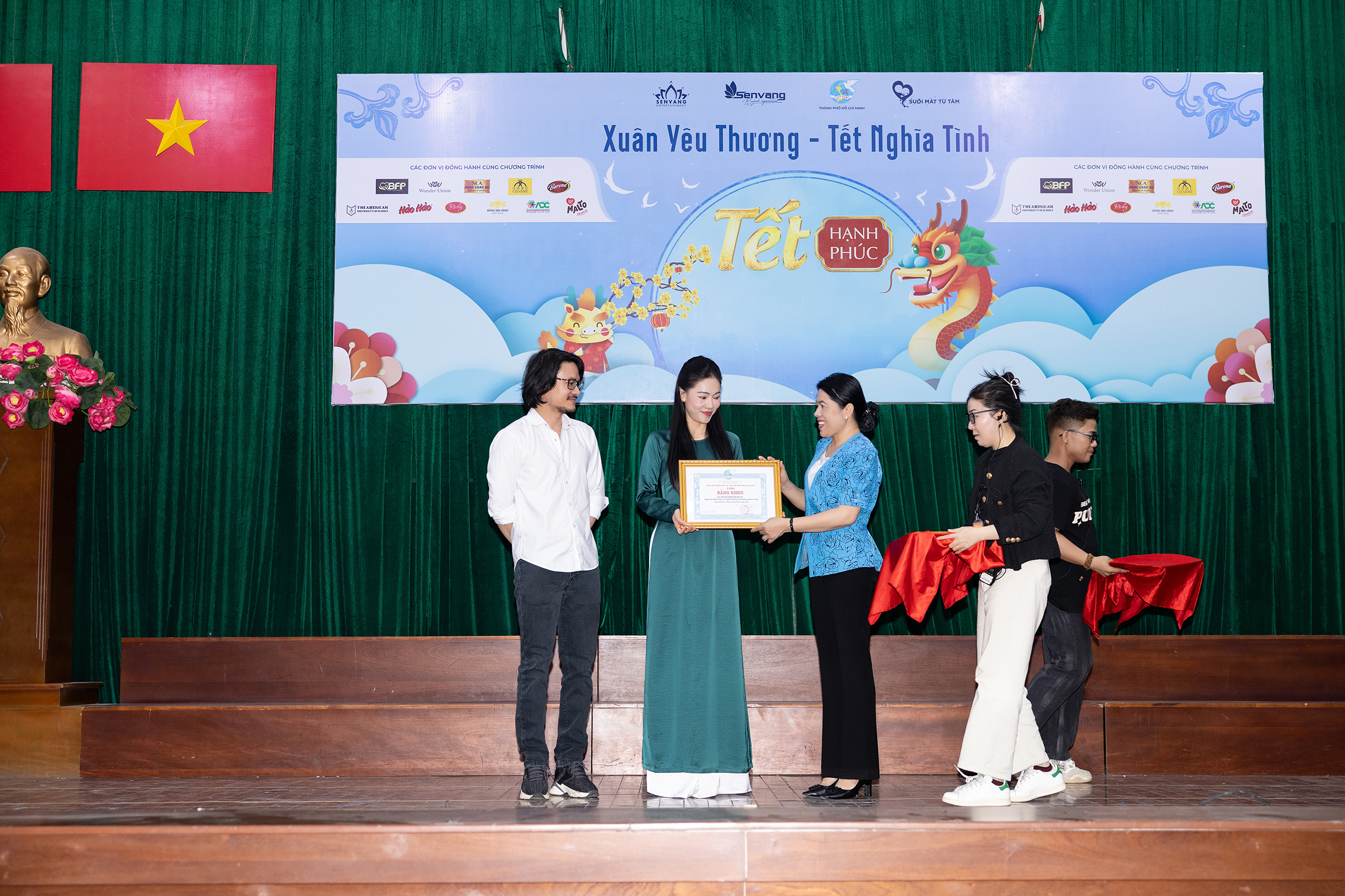 Sen V&agrave;ng trao qu&agrave; trị gi&aacute; hơn 800 triệu đồng cho trẻ em, người d&acirc;n tộc thiểu số đ&oacute;n Tết- Ảnh 7.