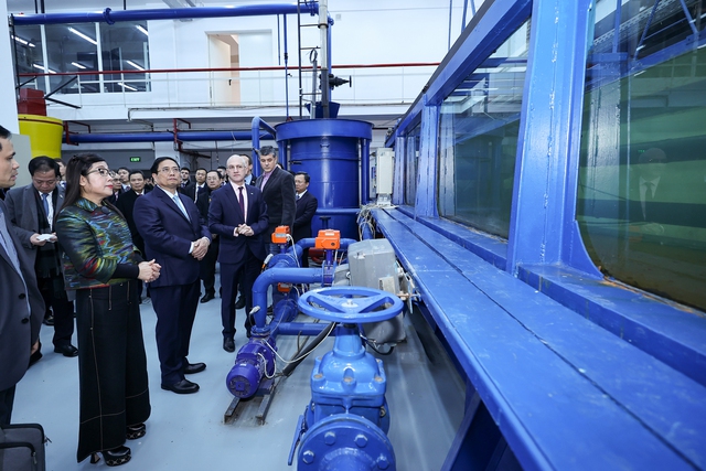 Về thăm trường cũ ở Romania, Thủ tướng x&uacute;c động &ocirc;n lại kỷ niệm xưa- Ảnh 1.