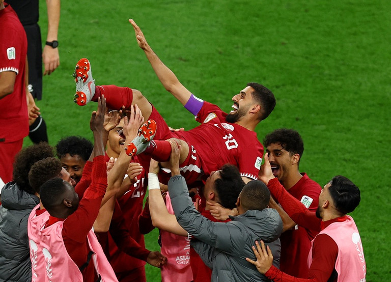 Asian Cup: Trung Quốc thua đau Qatar bởi si&ecirc;u phẩm đẳng cấp thế giới- Ảnh 1.