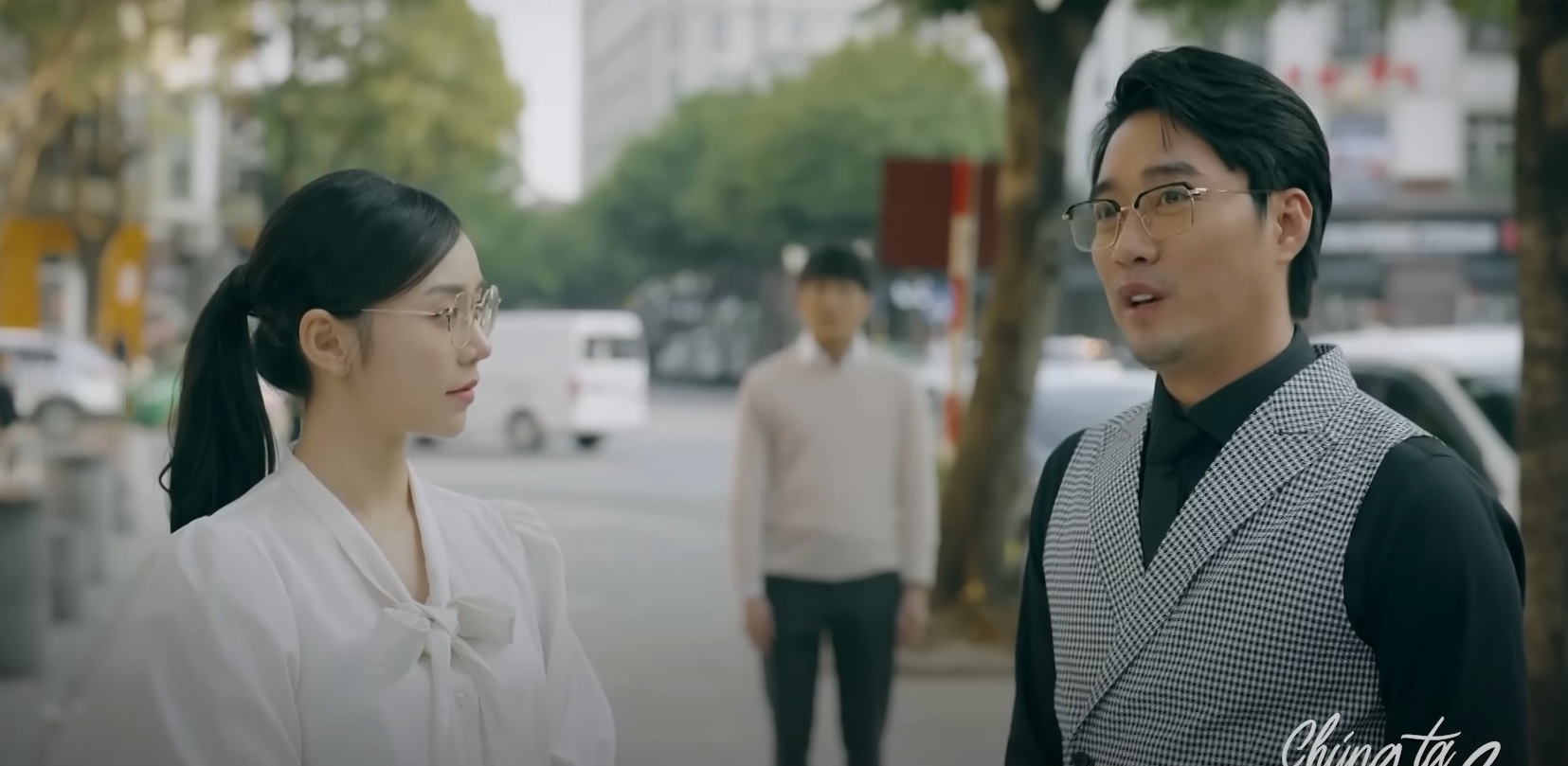 Sếp Giang "thả th&iacute;nh" Nguyệt ngay trước mặt T&ugrave;ng.