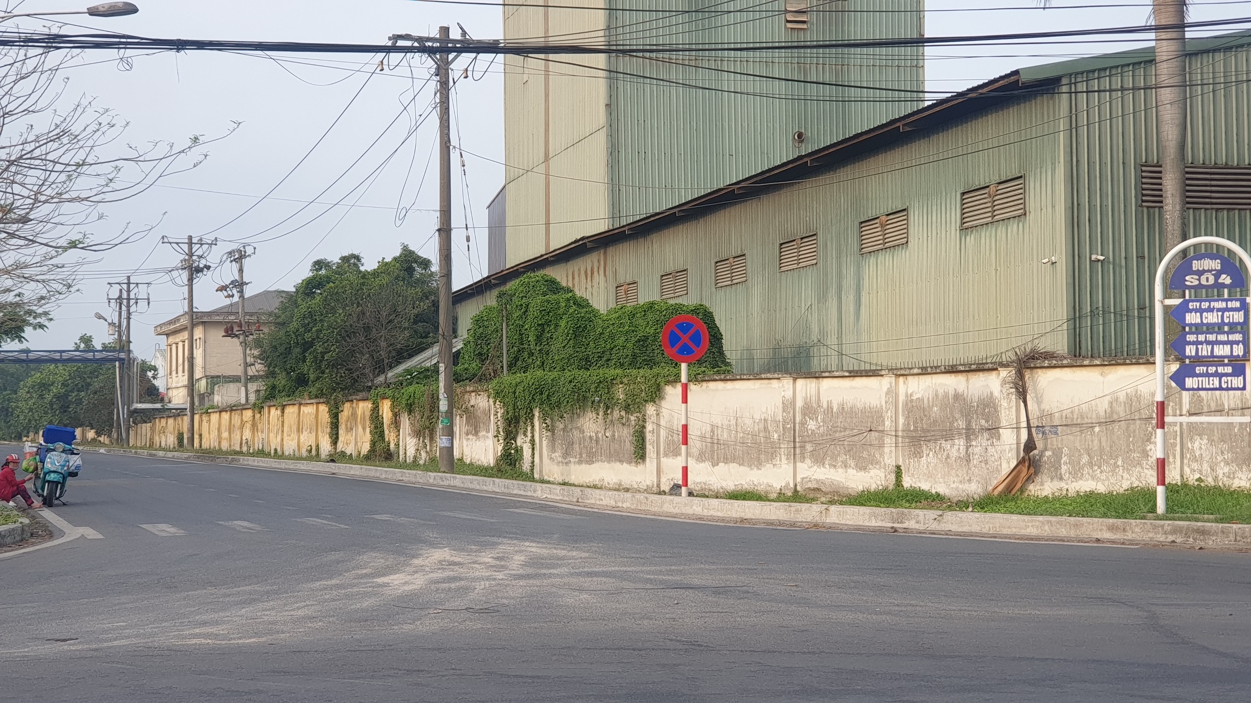 Biển cấm dừng, đỗ tự cắm trong khu c&ocirc;ng nghiệp ở Cần Thơ: Sẽ bố tr&iacute; b&atilde;i đậu xe tạm- Ảnh 2.