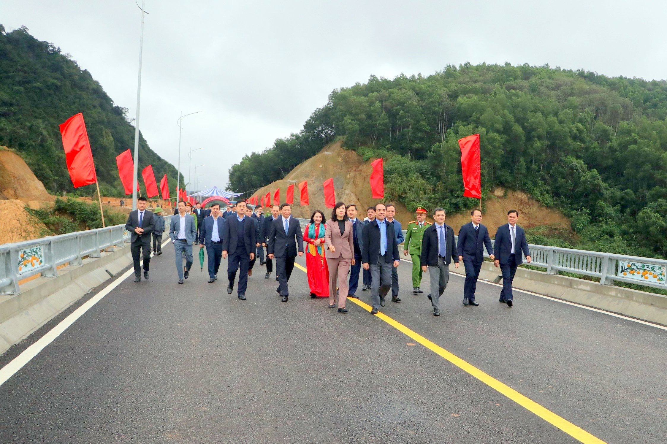 Tuy&ecirc;n Quang kh&aacute;nh th&agrave;nh c&acirc;y cầu thứ 9 bắc qua s&ocirc;ng L&ocirc;- Ảnh 1.